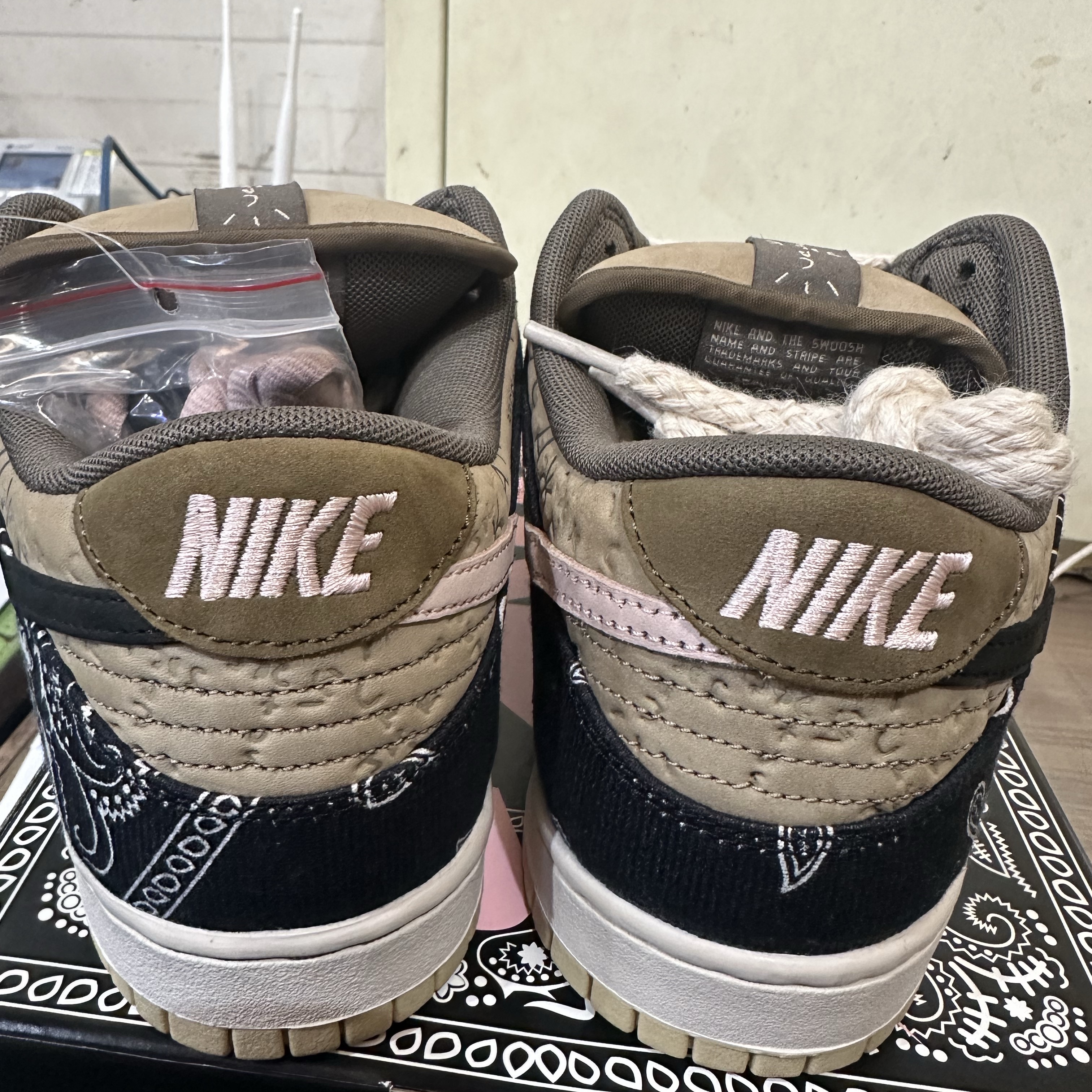 Nike x Travis Scott SB Dunk Low (Special Box) 착용 스타일 - 4