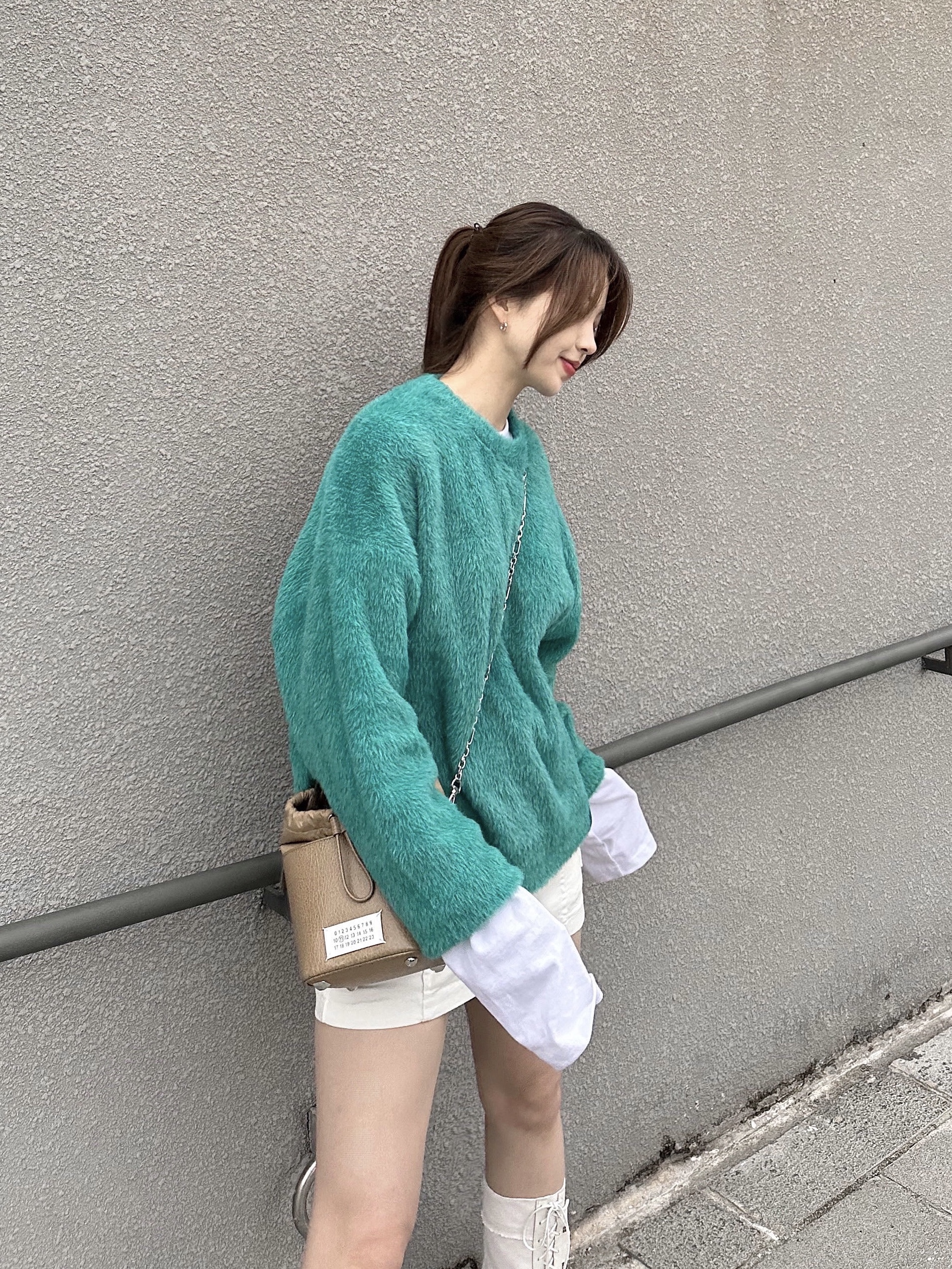 Maison Margiela 5AC Small Bucket Bag Camel 착용 스타일 - 1