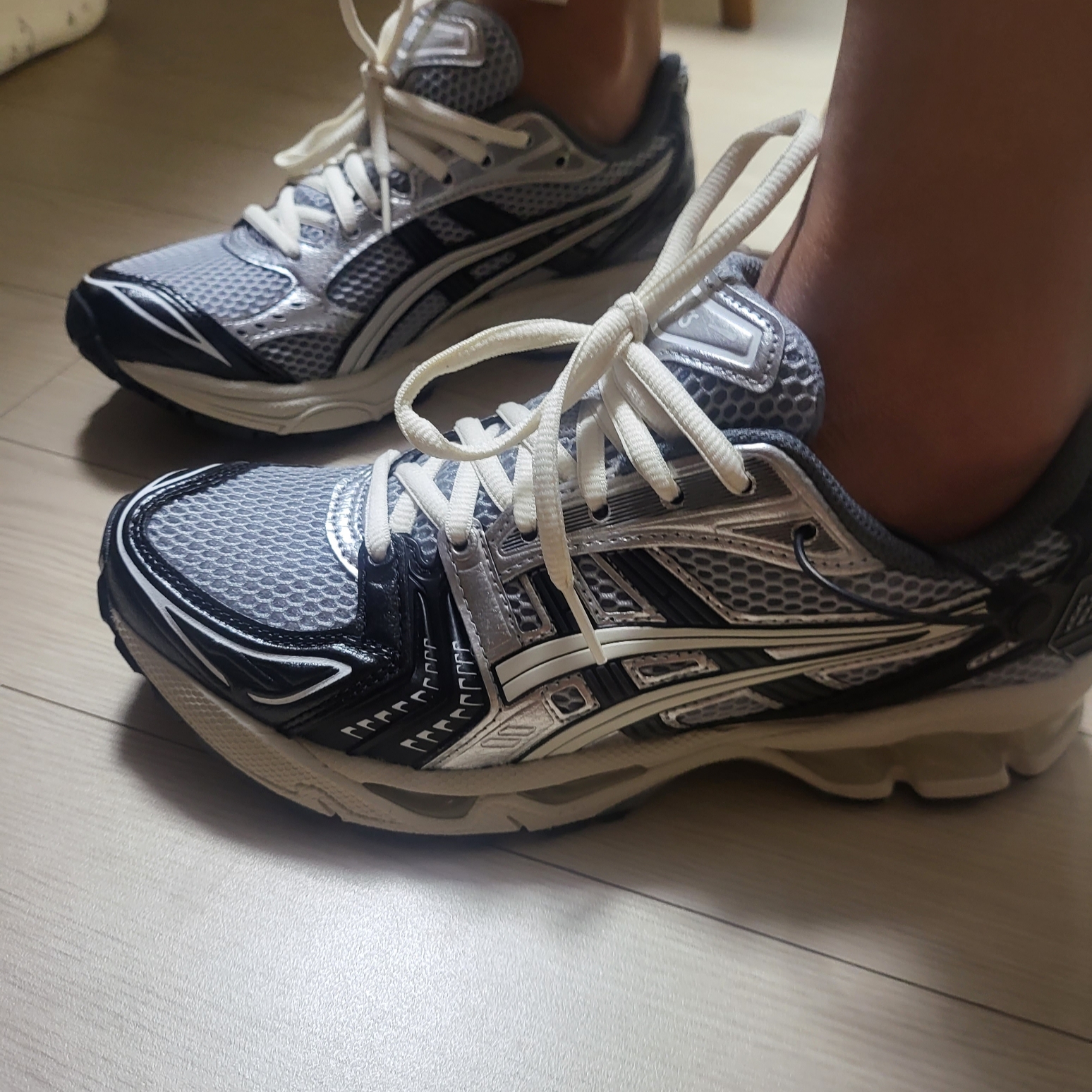 Asics Gel-Kayano 14 Black Glacier Grey 착용 스타일
