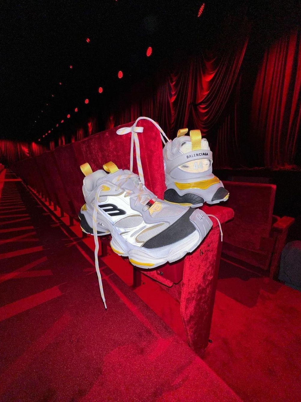 Balenciaga Cargo Sneakers Grey Black Yellow, Balenciaga 3XL Sneakers Worn Out Grey White Blue 착용 스타일 - 1