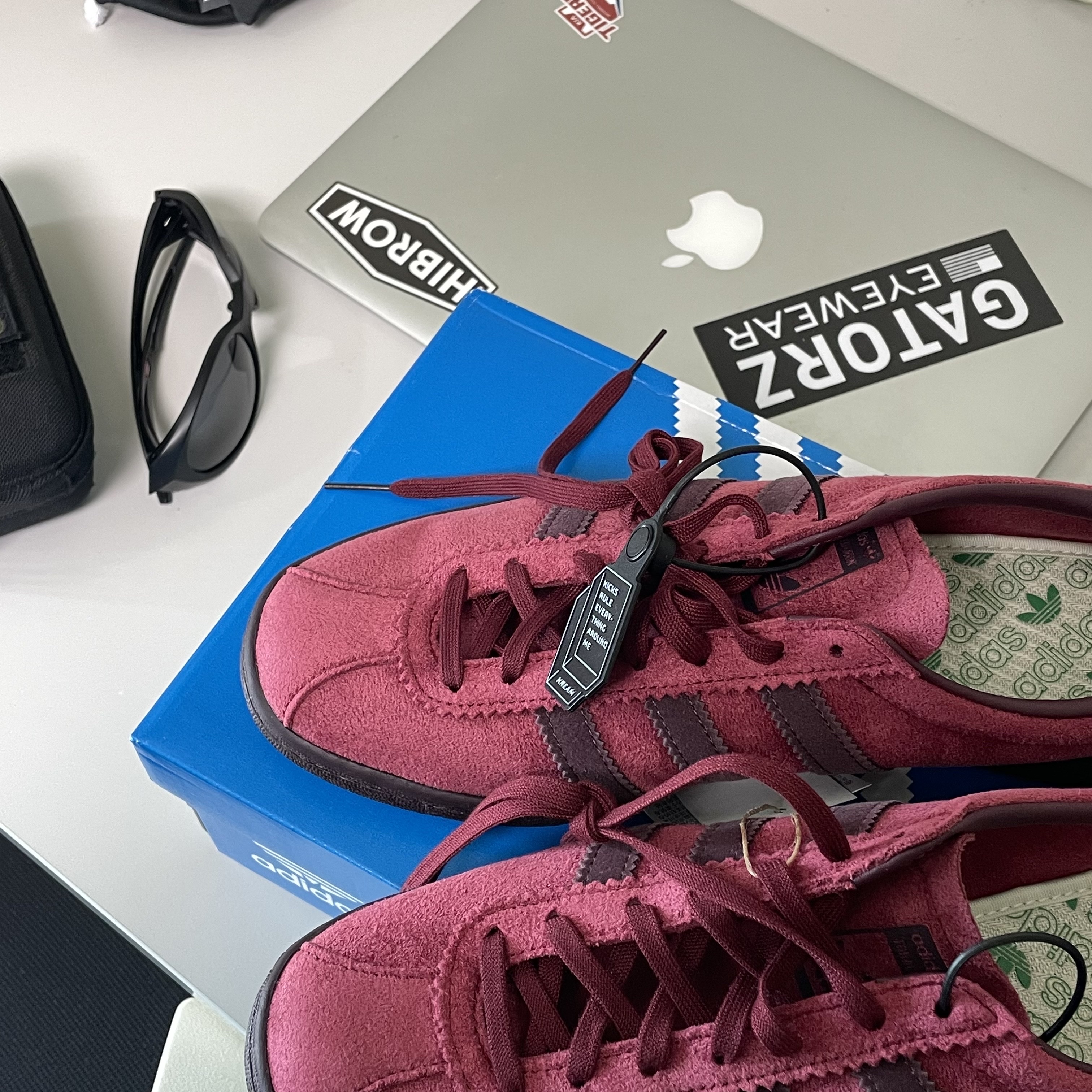 Adidas Tobacco Gruen Collegiate Burgundy, Oakley Eye Jacket Redux Matte Black Frame Prizm Grey Lenses High Bridge Fit 착용 스타일