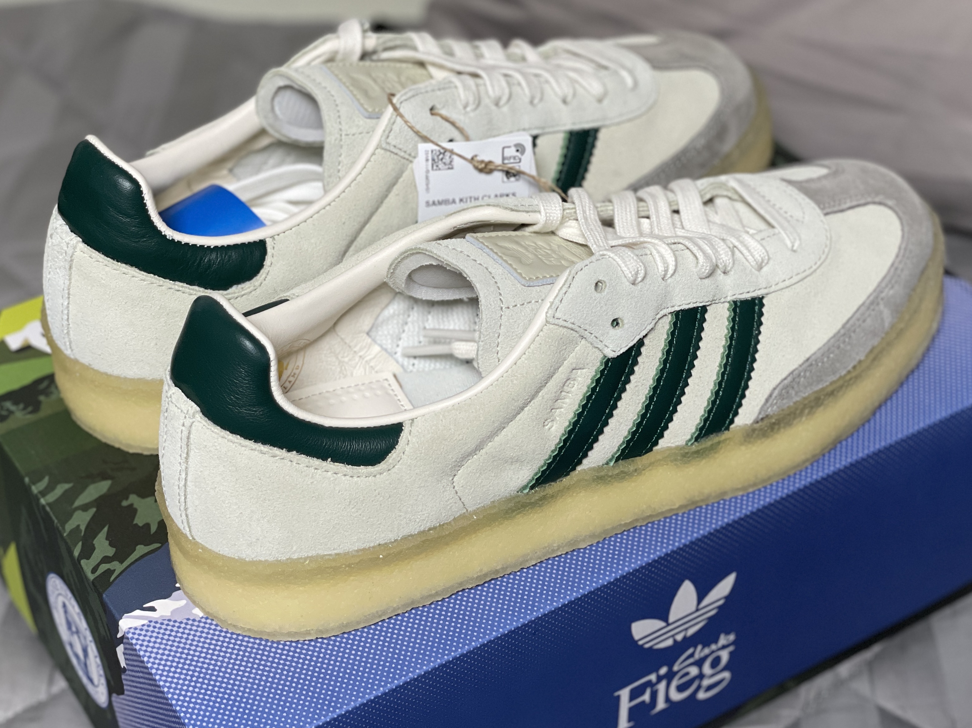 Adidas x Clarks x Ronnie Fieg 8th Street Samba Chalk White Green 착용 스타일 - 3