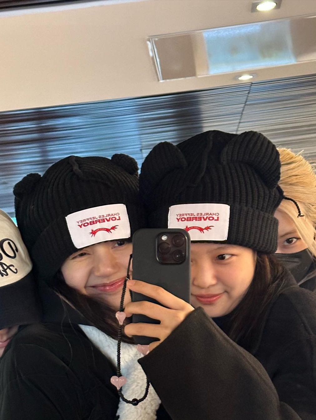 Charles Jeffrey Loverboy Chunky Ears Beanie Blue, Charles Jeffrey Loverboy Chunky Ears Mohair Beanie Red 착용 스타일 - 6