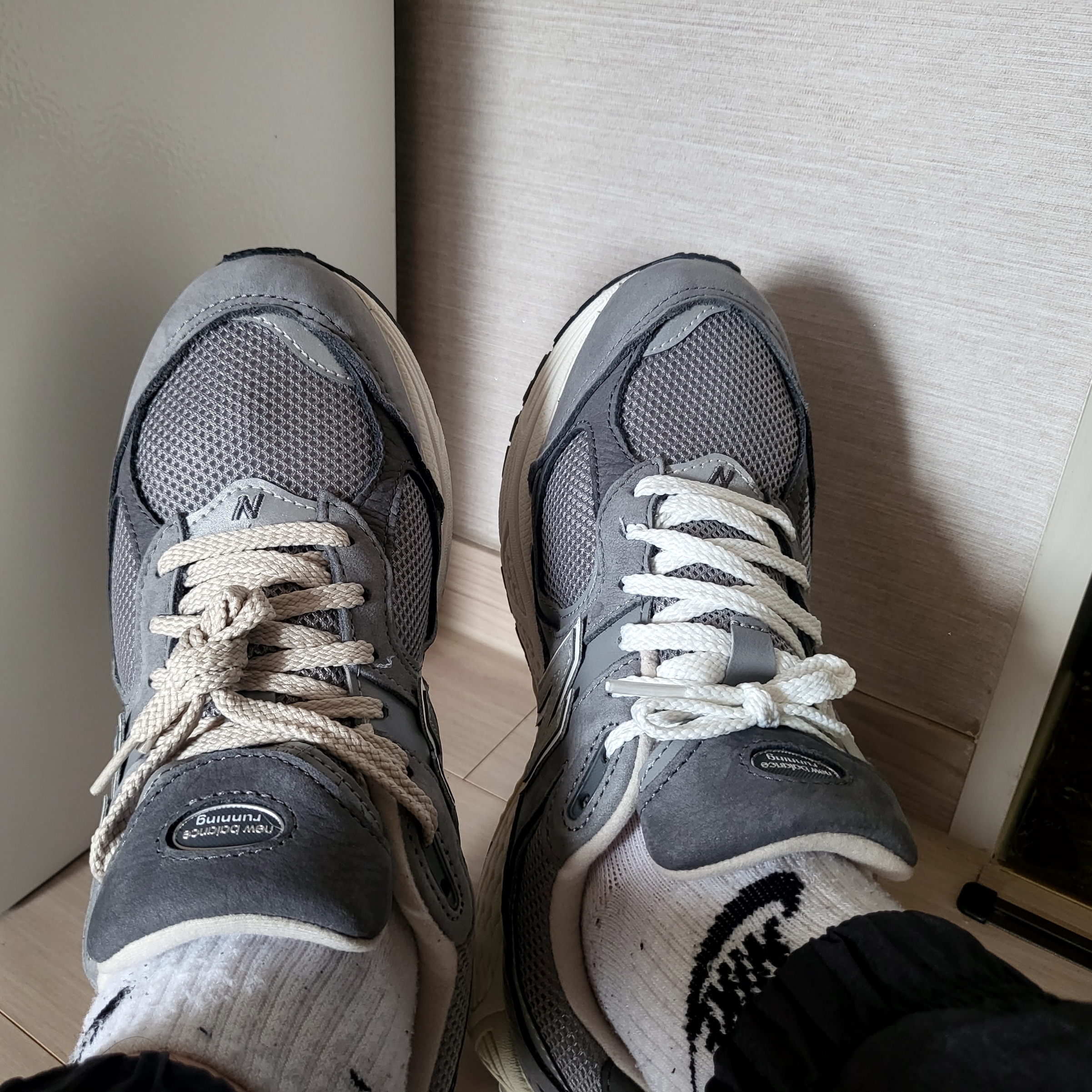 New Balance 2002R Premium Vintage Grey 착용 스타일 - 2