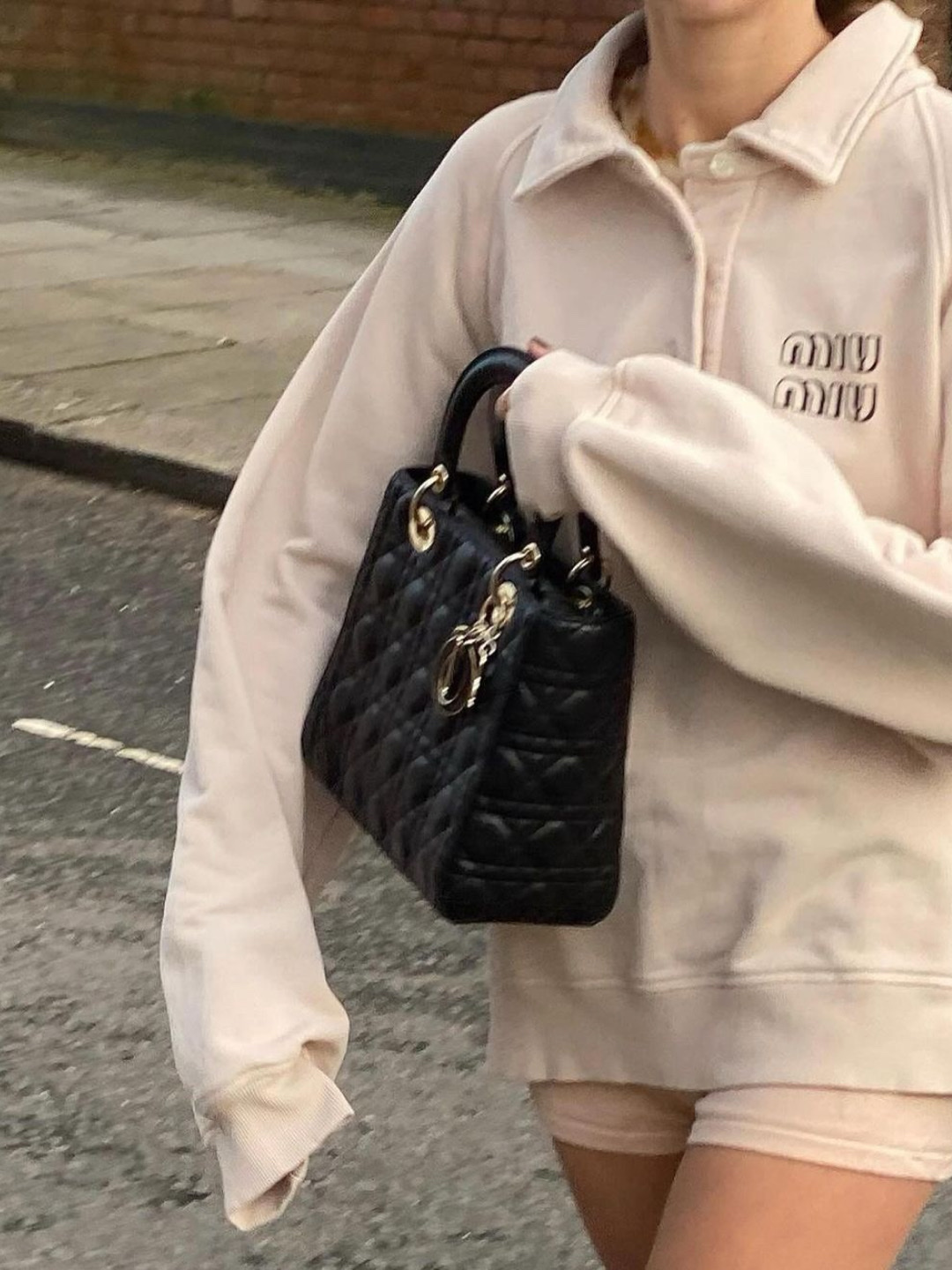 Dior Large Lady Bag Cannage Lambskin Black, Dior Small Lady Bag My ABCDior Cannage Lambskin Black 착용 스타일 - 2