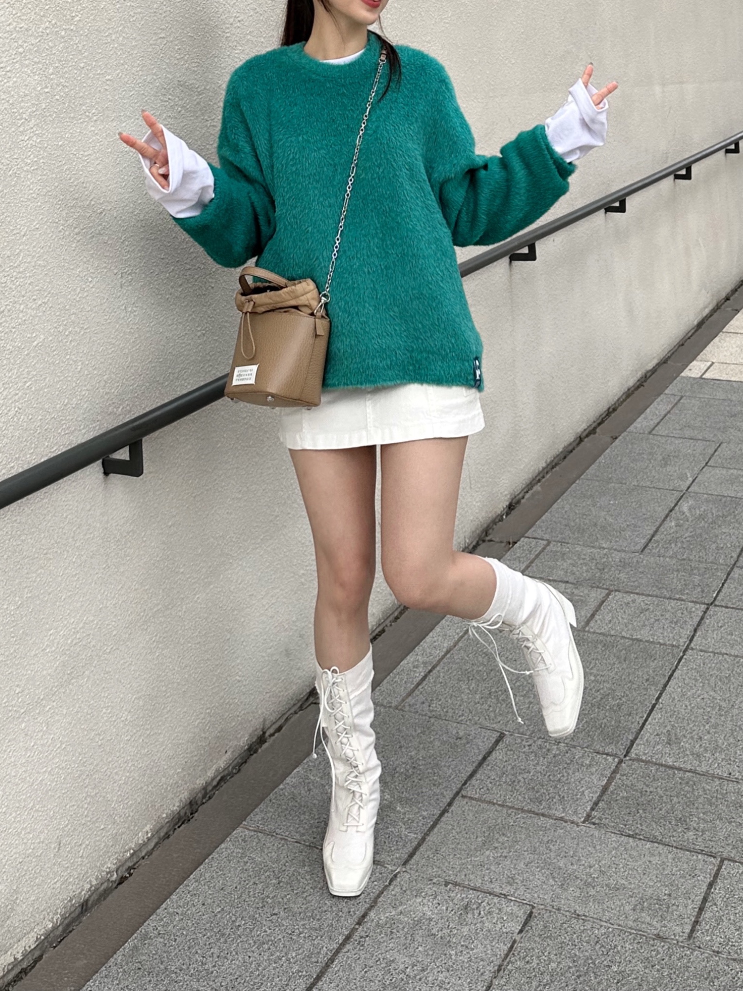 Maison Margiela 5AC Small Bucket Bag Camel 착용 스타일 - 4