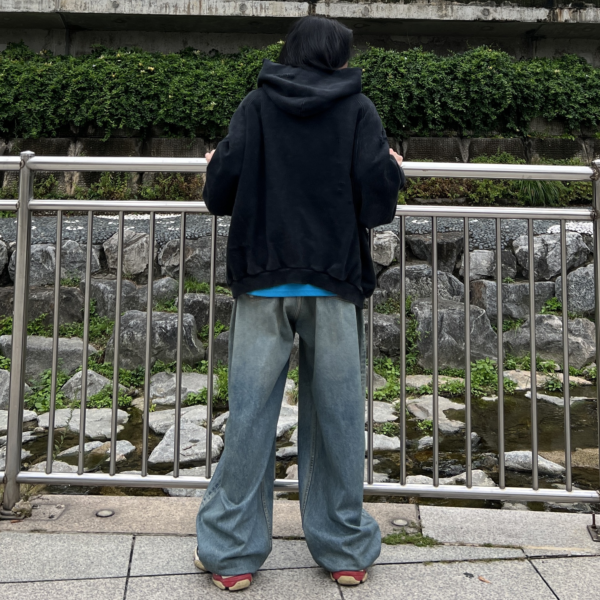 Nonnod x Shinsegae Distressed Zip-Up Hoodie Washed Black, Balenciaga Large Baggy Jeans in Blue Coated Soft Denim 착용 스타일 - 5