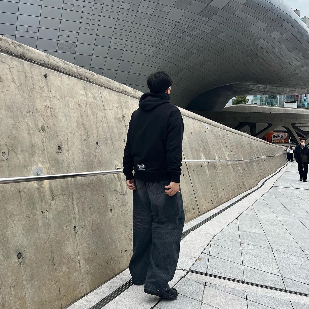 Opening Project Oval Logo Hoodie Black, Opening Project Oval Logo Hoodie Charcoal 착용 스타일 - 2