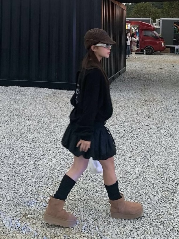 (W) UGG Classic Mini Platform Boots Chestnut 착용 스타일 - 2