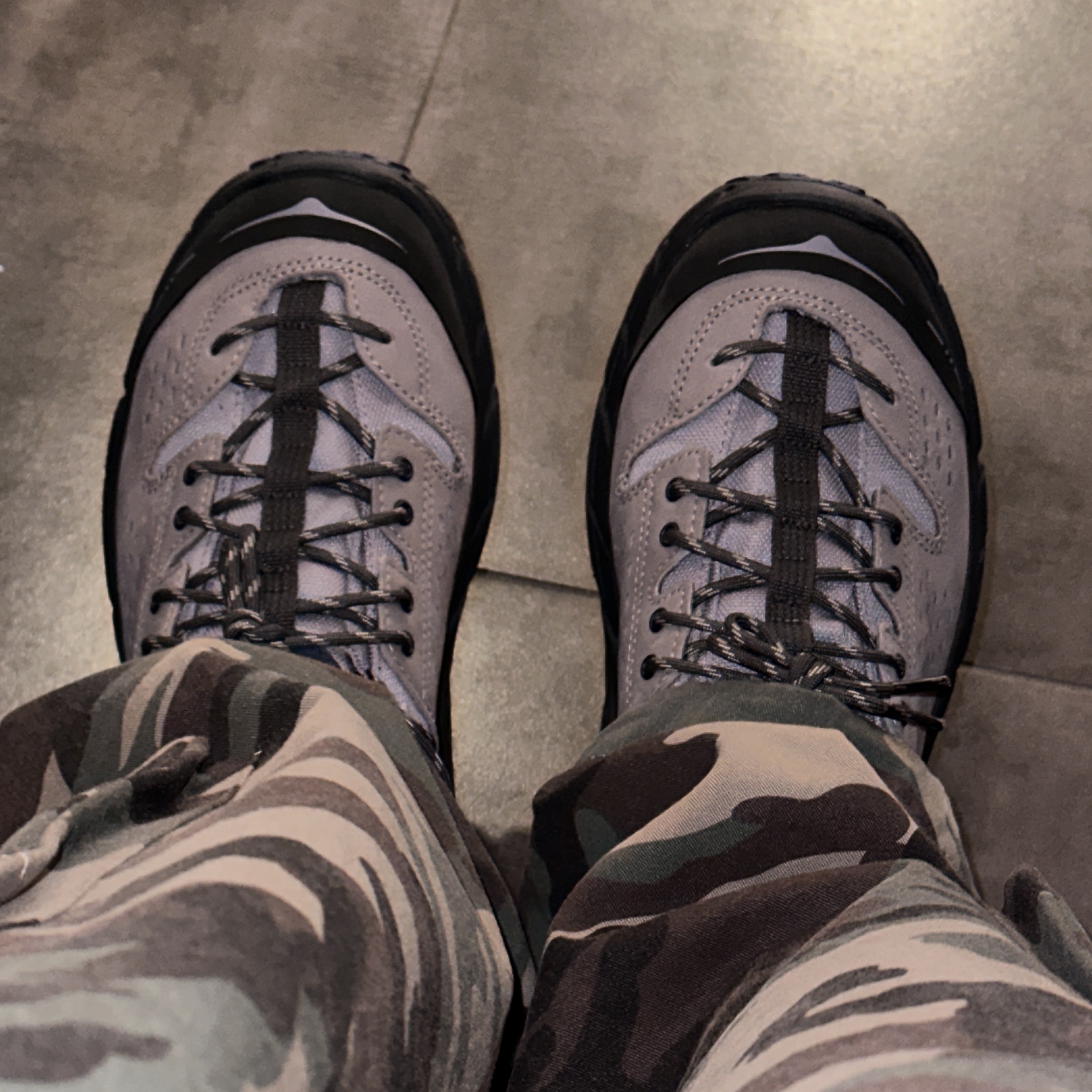 Hoka x J.L-A.L Tor Ultra Low Desert Taupe Rock Ridge 착용 스타일