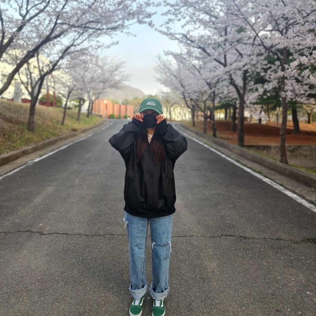 Emis New Logo Emis Cap Green 착용 스타일