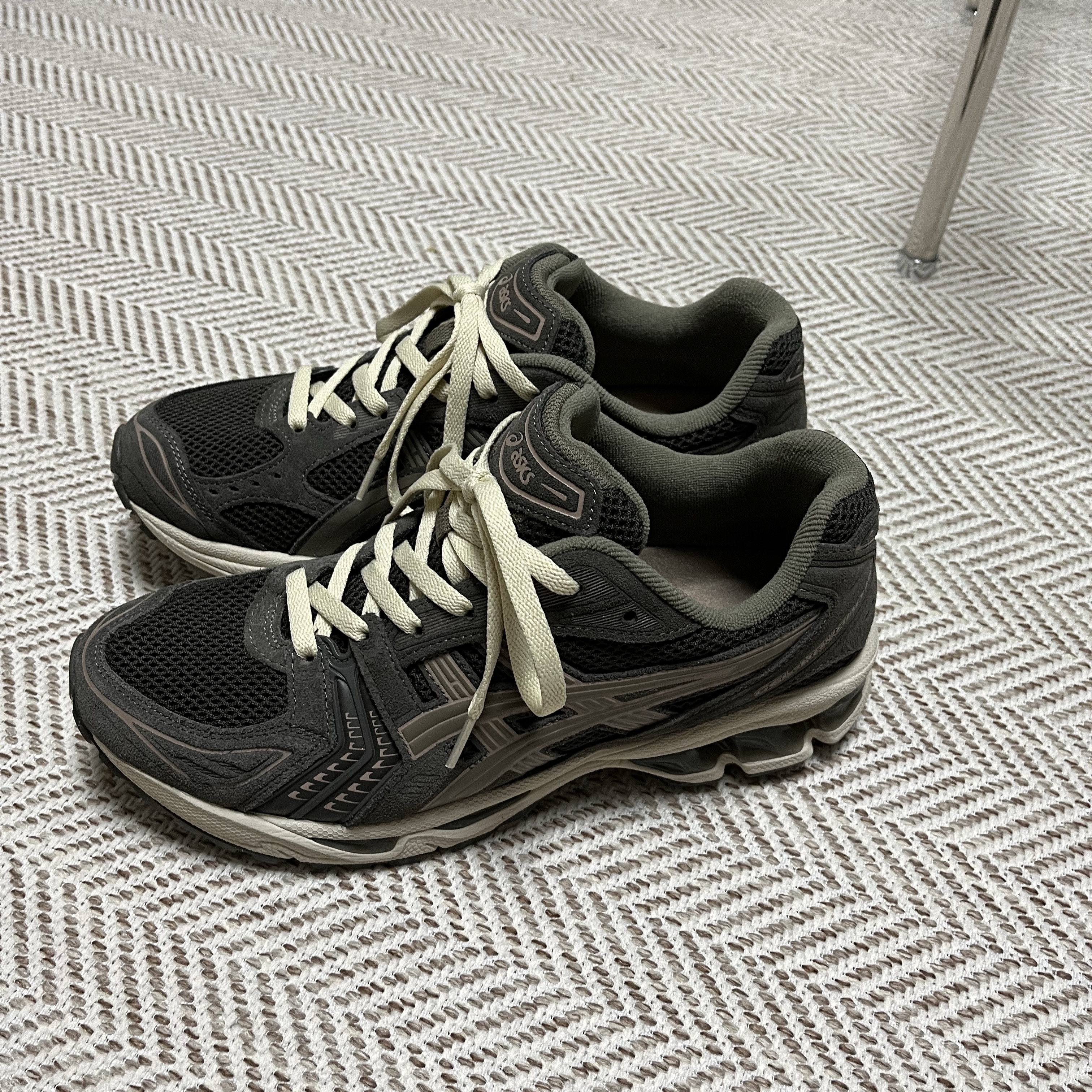 Asics Gel-Kayano 14 Dark Sepia Dark Taupe 착용 스타일