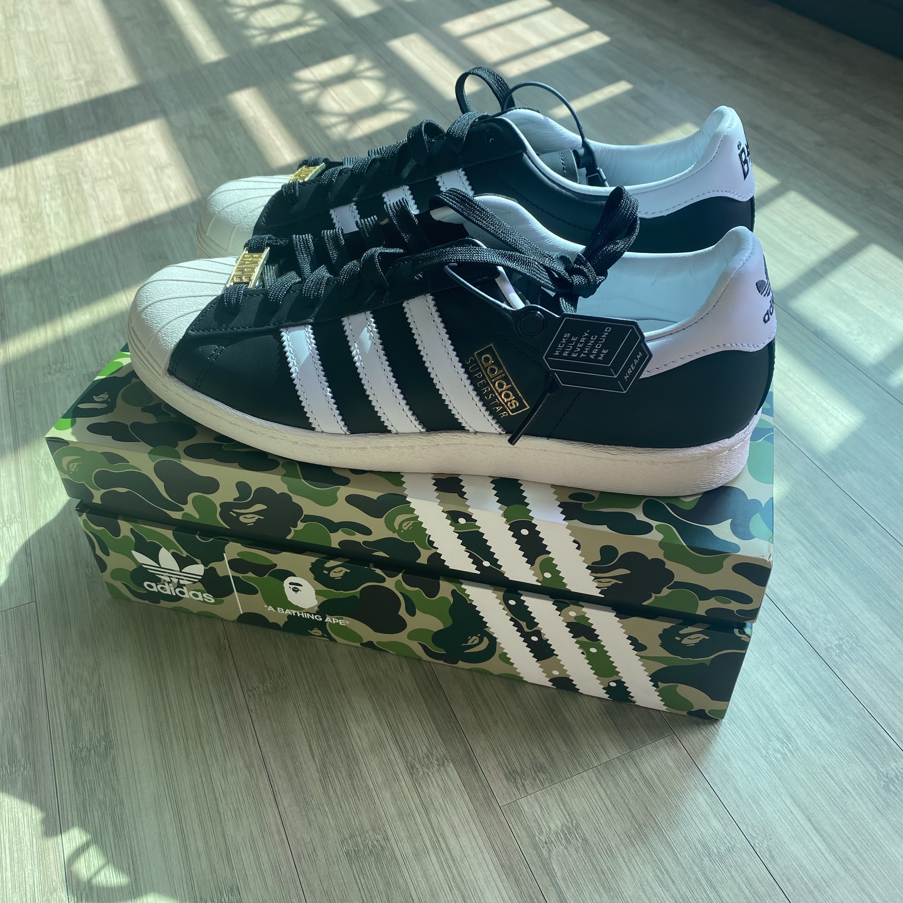 Adidas x BAPE Superstar 80s Core Black Off White 착용 스타일 - 1