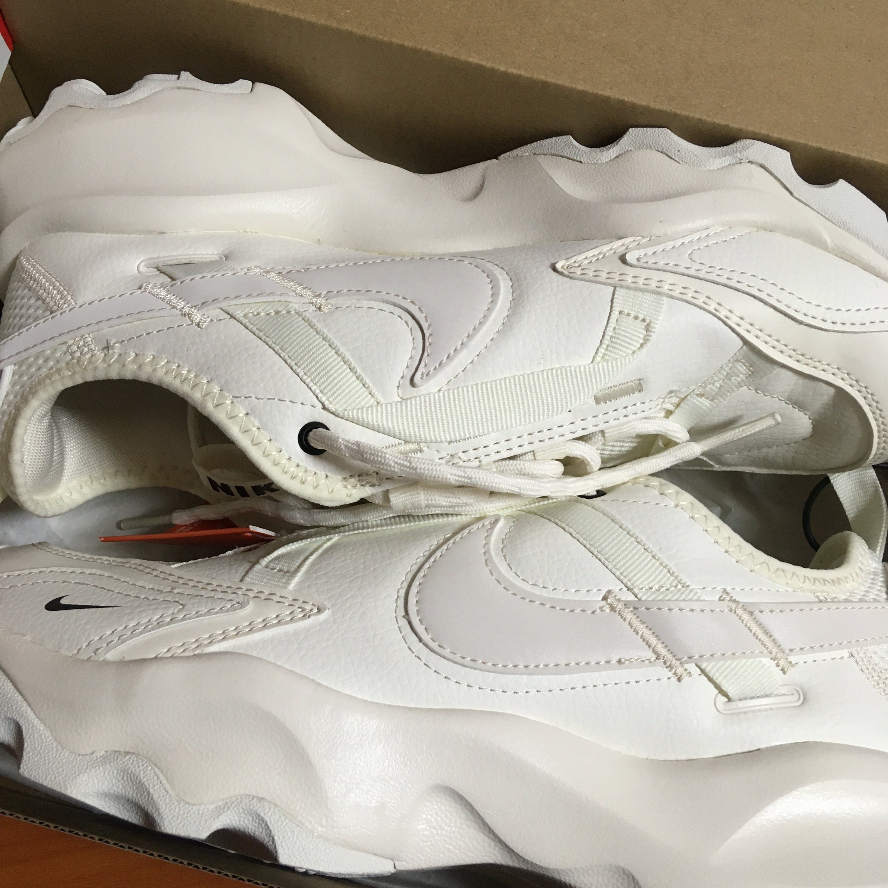(W) Nike TC 7900 Summit White 착용 스타일 - 2