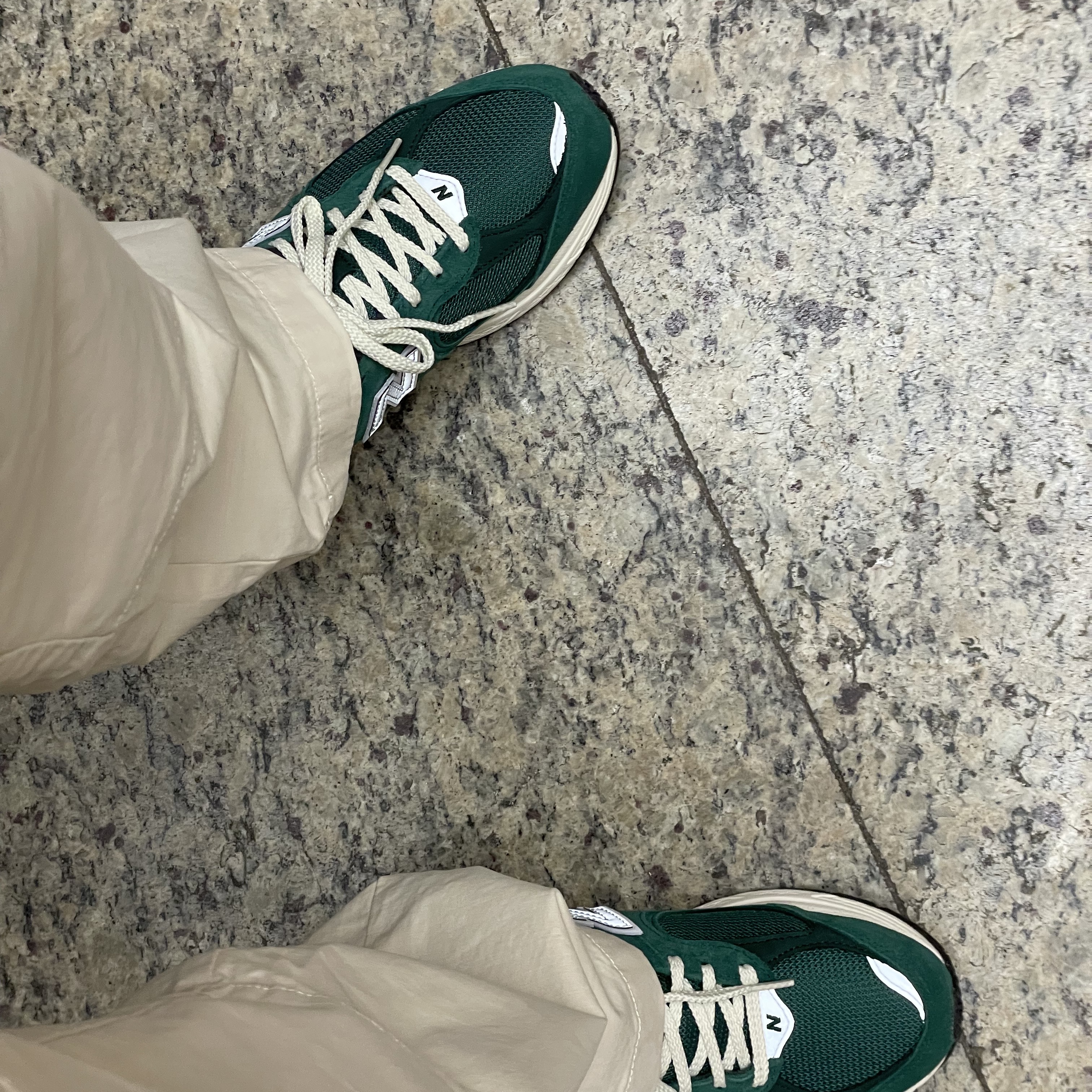New Balance 2002R Nightwatch Green 착용 스타일