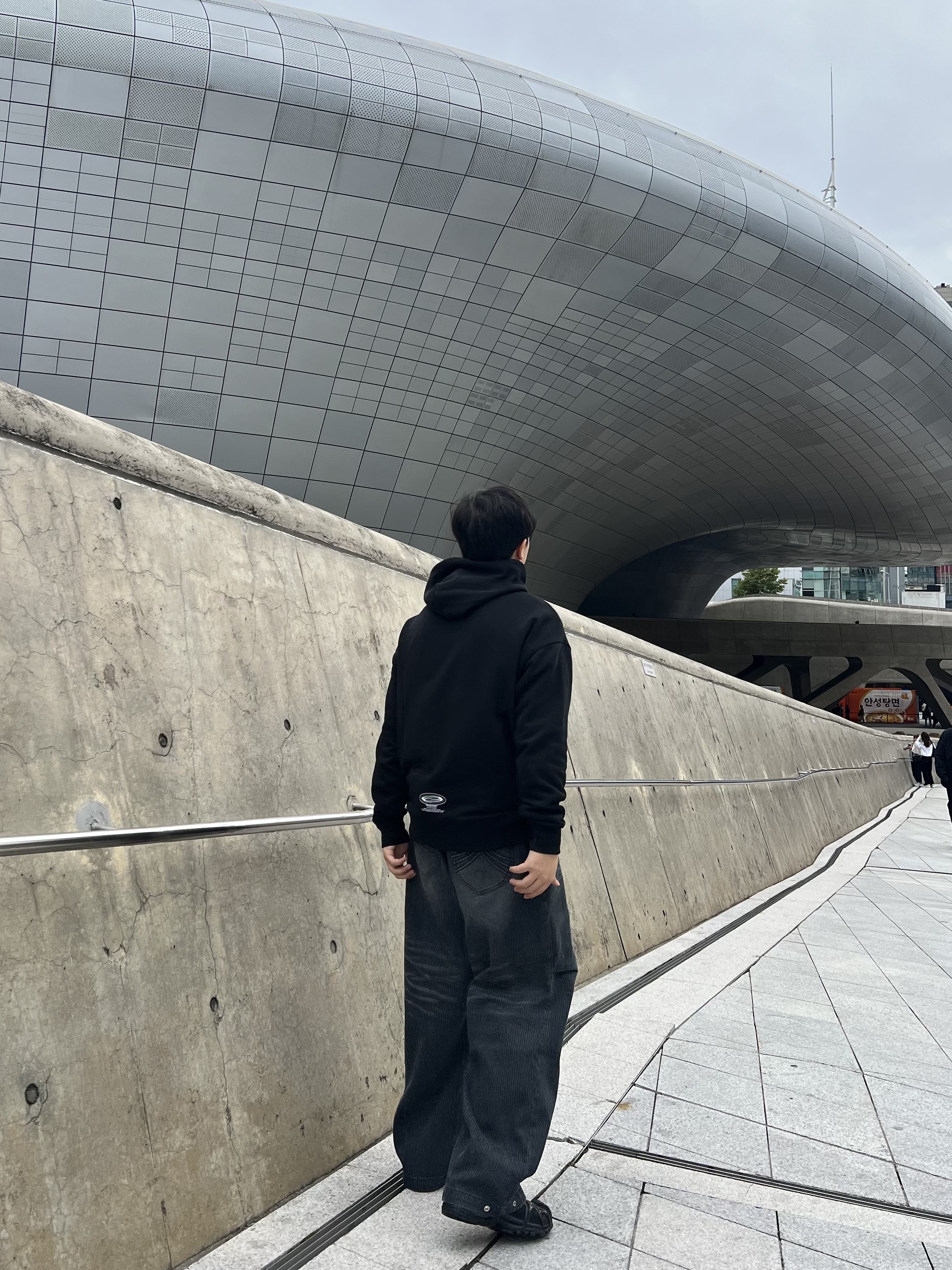 Opening Project Oval Logo Hoodie Black, Nike Air Kukini Triple Black 착용 스타일 - 4