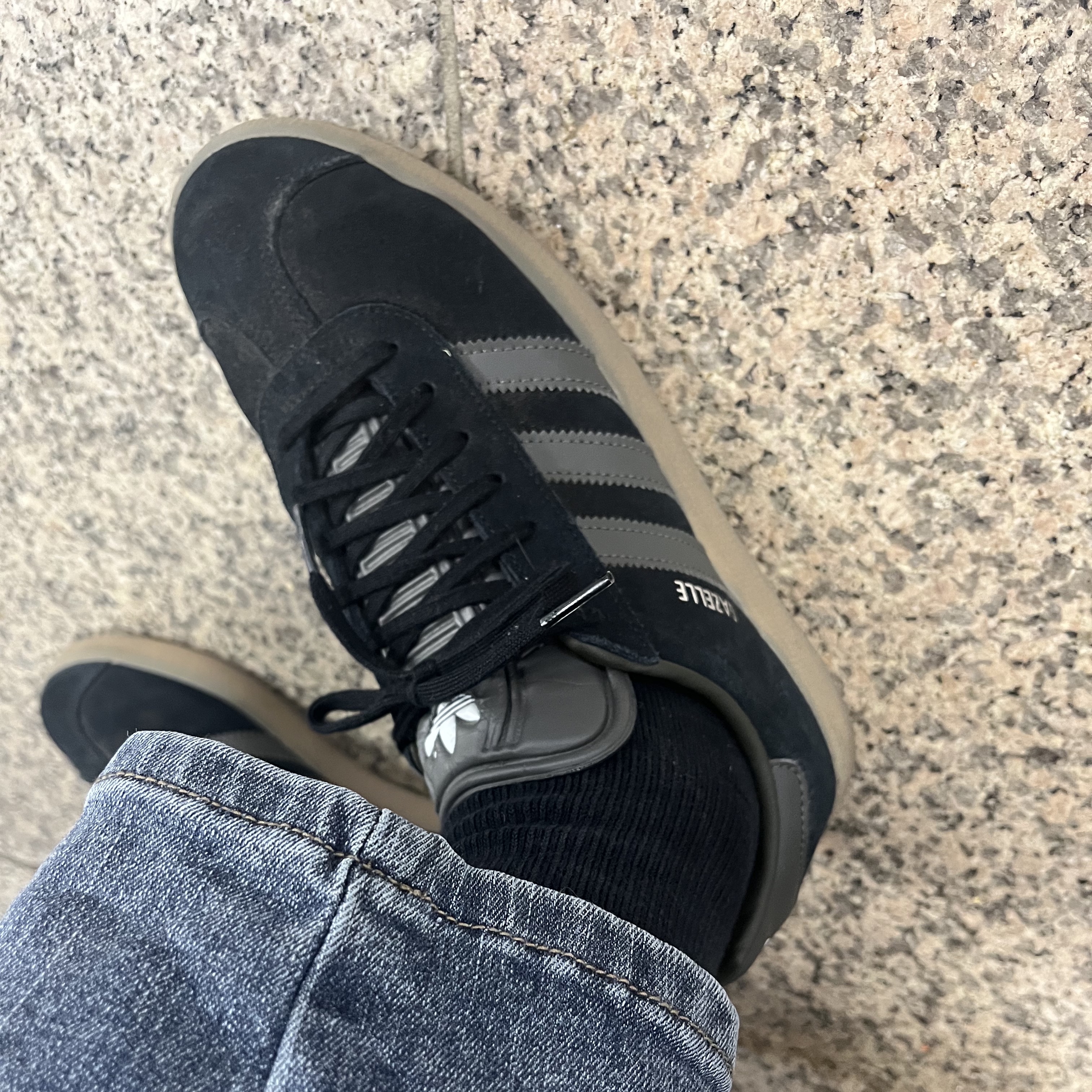 Adidas Gazelle Core Black Pantone 착용 스타일