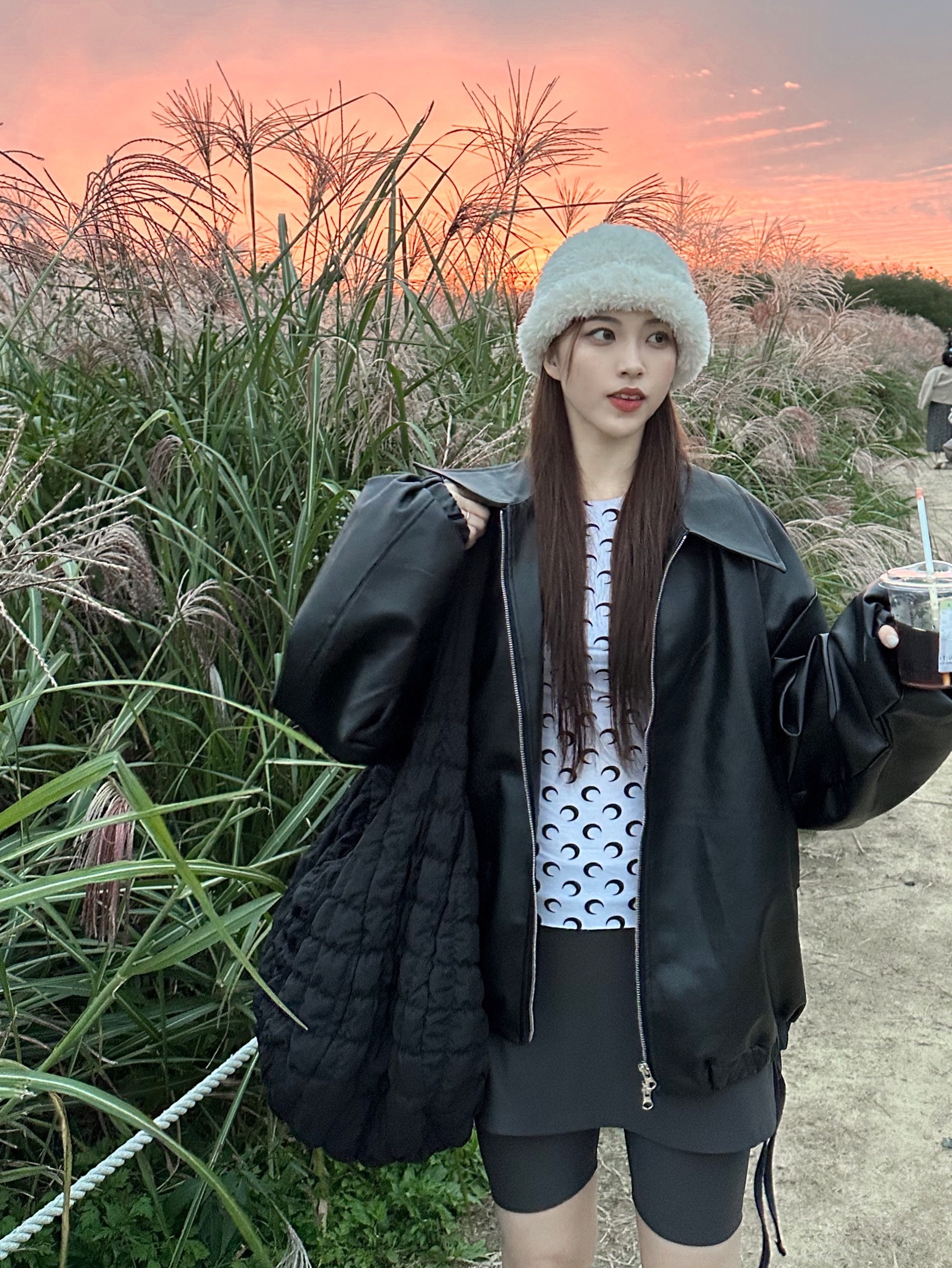 COS Quilted Oversized Shoulder Bag Black, (W) Marine Serre Second Skin Top White Moon 착용 스타일 - 1