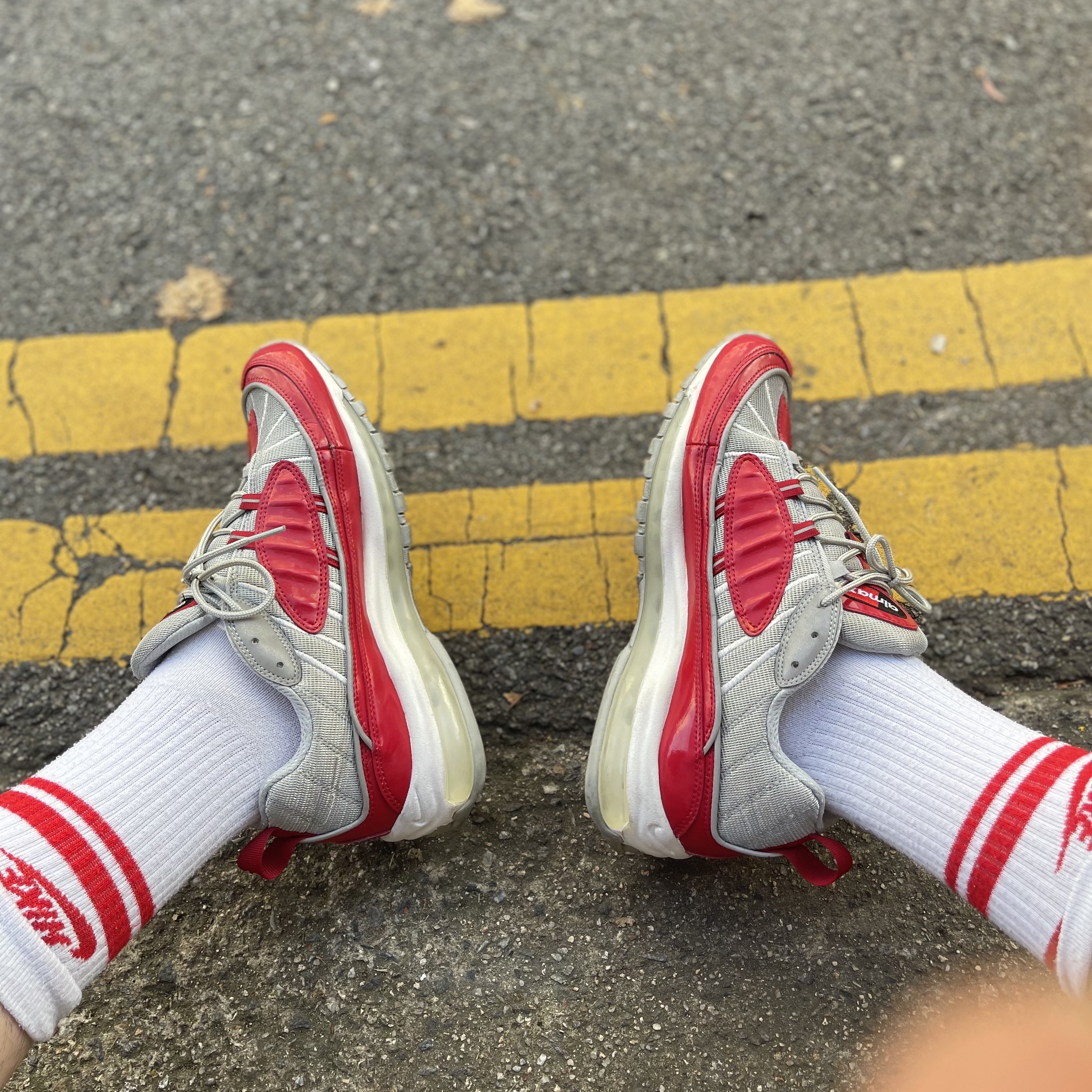 Nike x Supreme Air Max 98 Varsity Red 착용 스타일 - 2