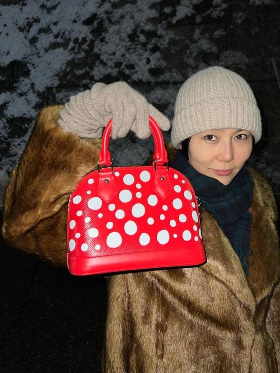 Louis Vuitton x YK Onthego PM Dots Print Monogram, Louis Vuitton x YK Alma BB Red White 착용 스타일 - 3