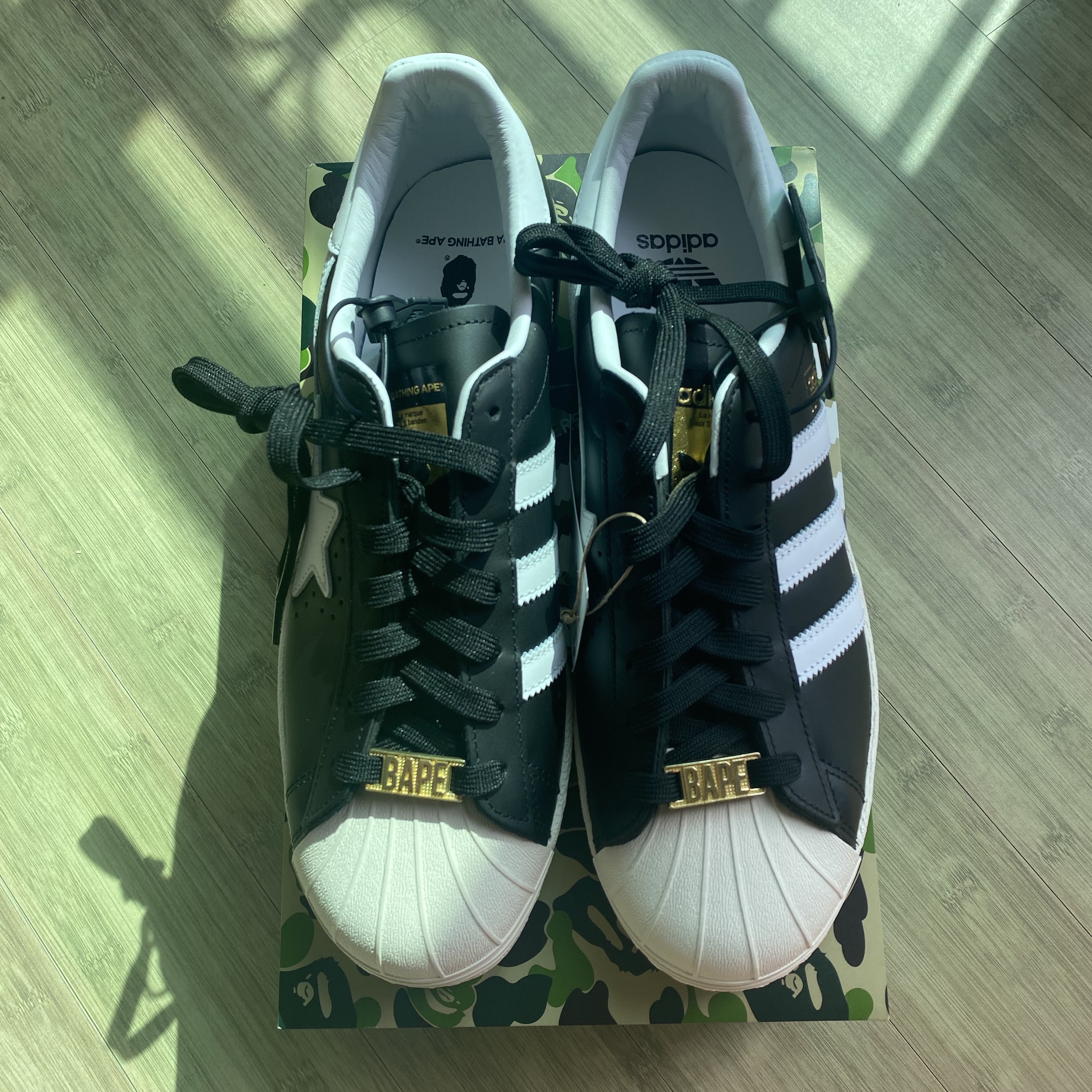Adidas x BAPE Superstar 80s Core Black Off White 착용 스타일 - 2
