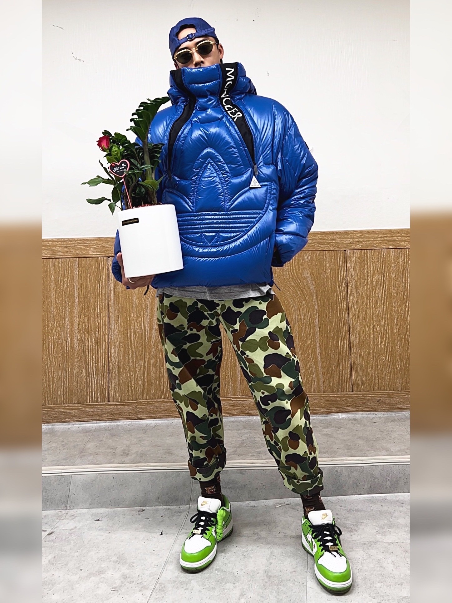 Supreme Leather Camp Cap Royal - 21SS, Supreme Don’t Fuck Around T-Shirt Heather Grey - 22FW 착용 스타일 - 1