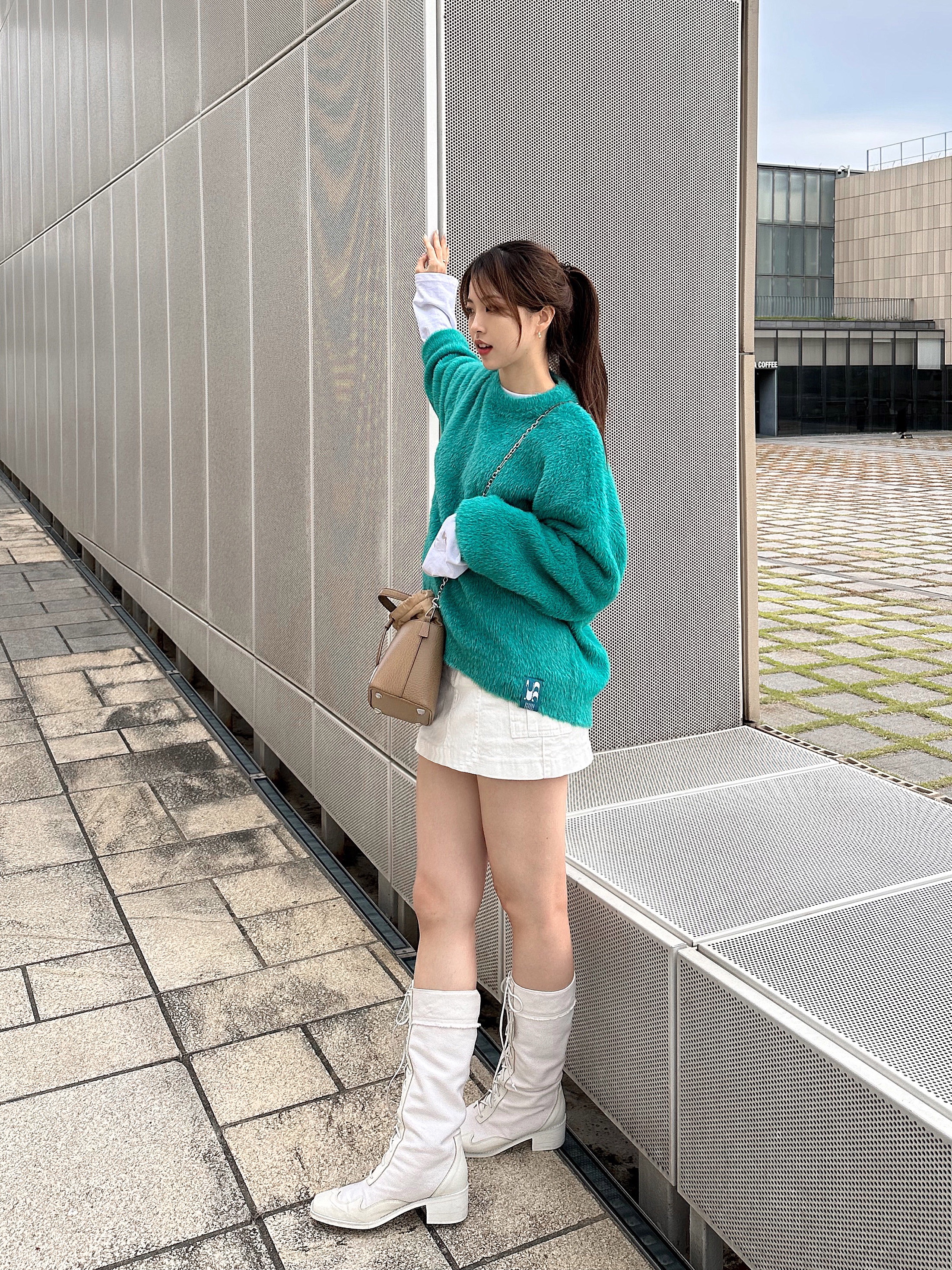 Maison Margiela 5AC Small Bucket Bag Camel 착용 스타일 - 3