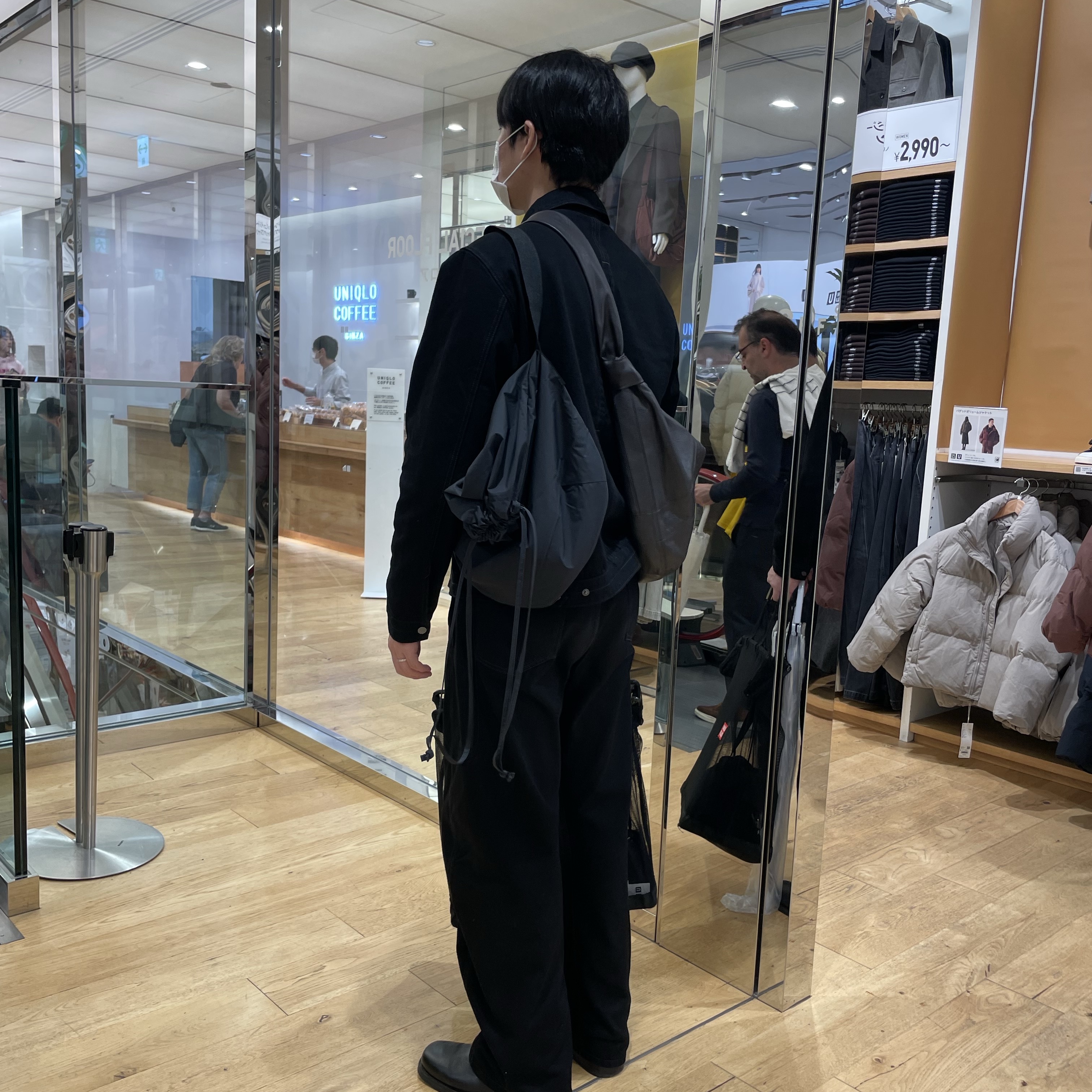 Lemaire Large Croissant Bag Soft Grained Leather Dark Chocolate, Uniqlo U Drawstring Shoulder Bag Black 착용 스타일