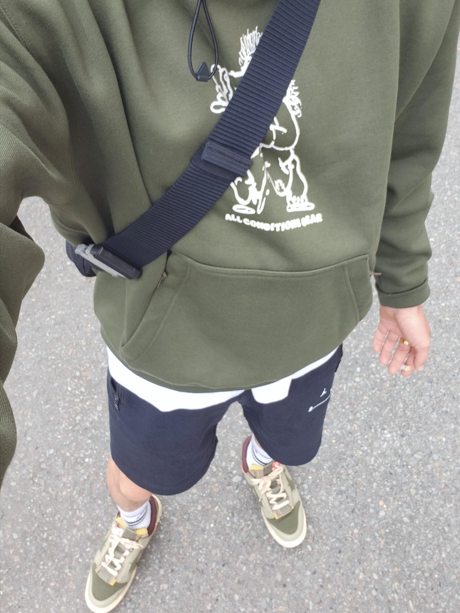 Nike ACG Therma-Fit Fleece Hoodie Troll Graphic Cargo Khaki - Asia, Nike Air Dunk Jumbo Medium Olive 착용 스타일