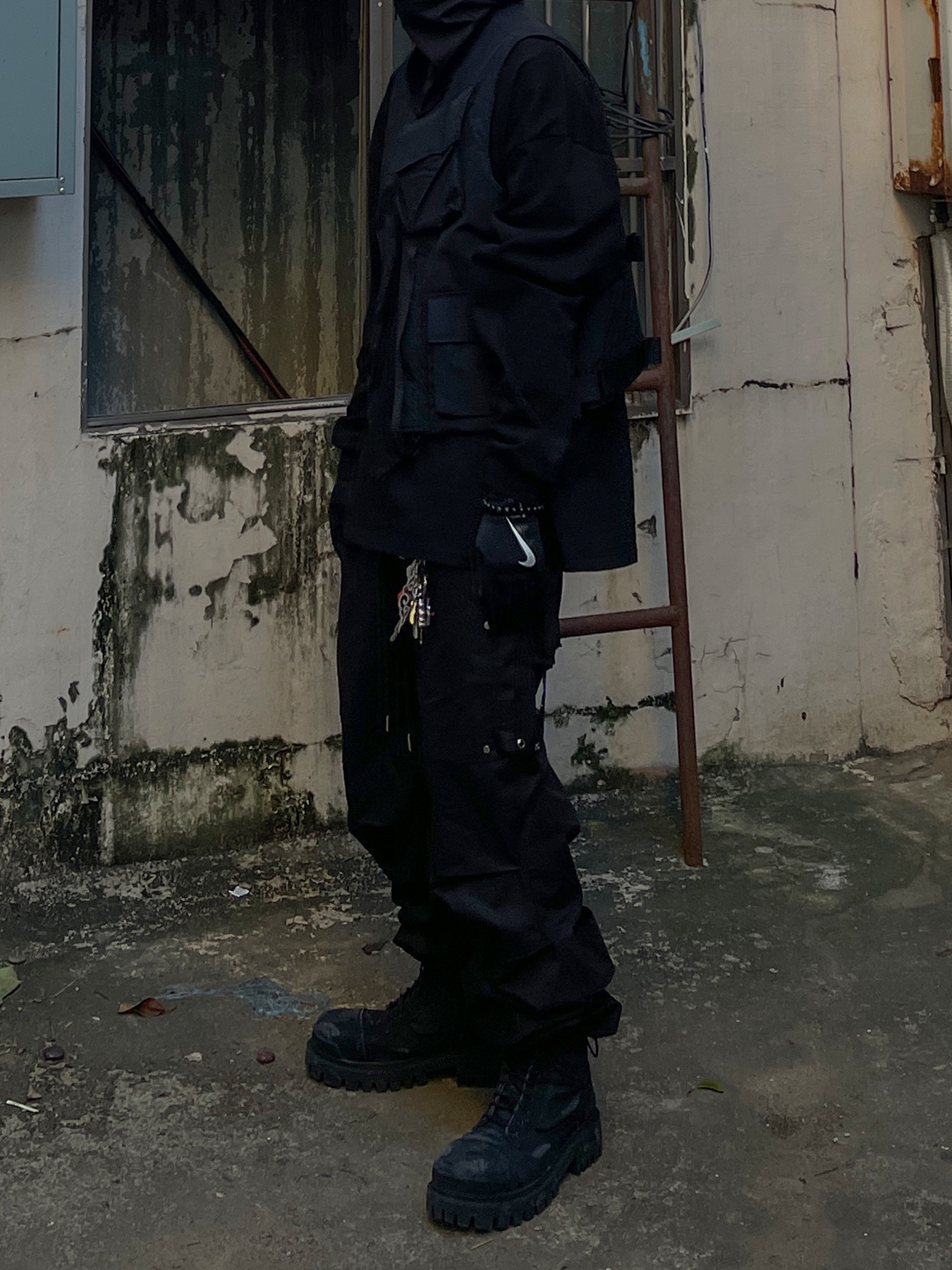 Balenciaga Combat Strike 20mm Boots Black 착용 스타일 - 2