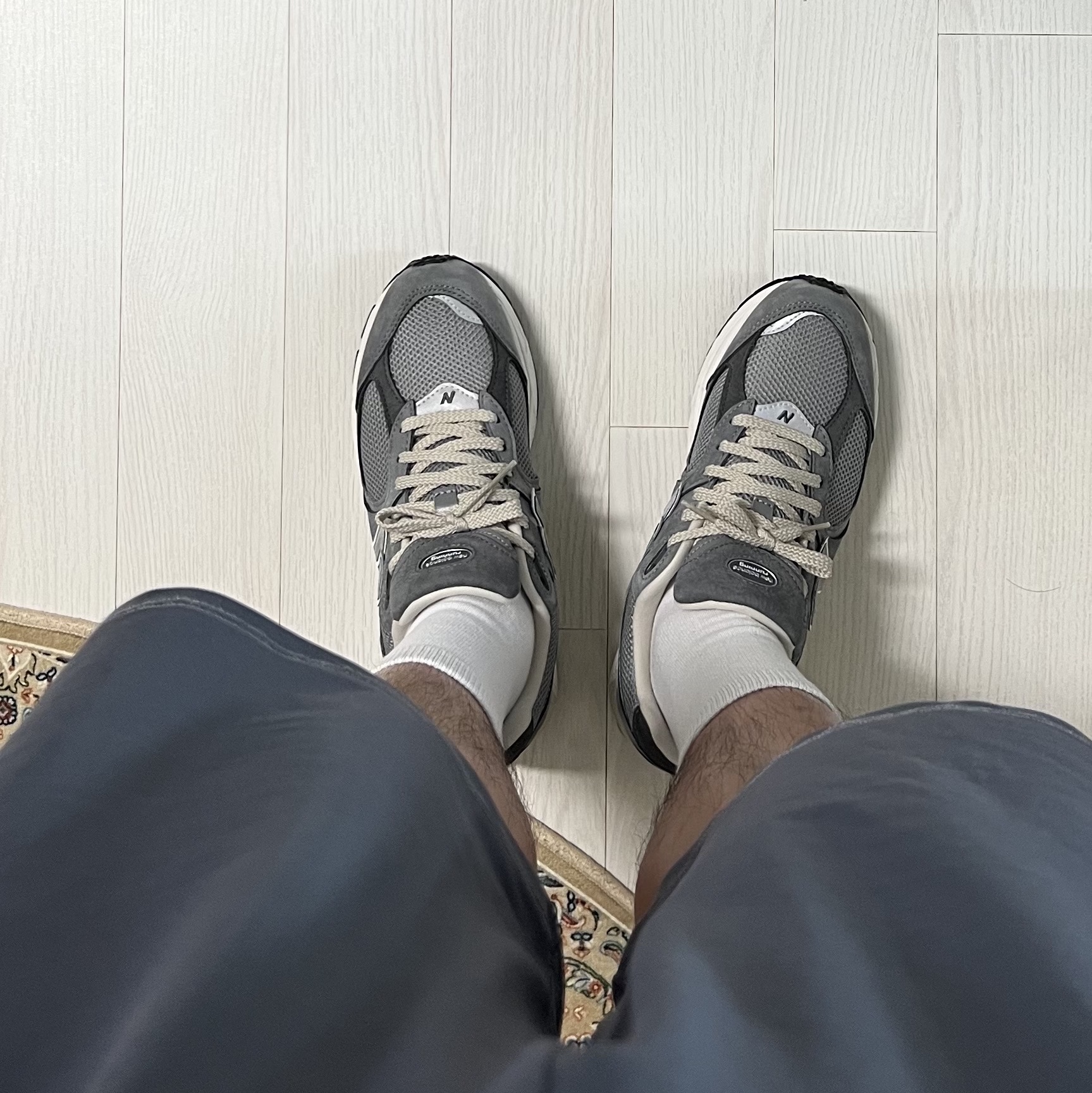 New Balance 2002R Premium Vintage Grey 착용 스타일 - 4