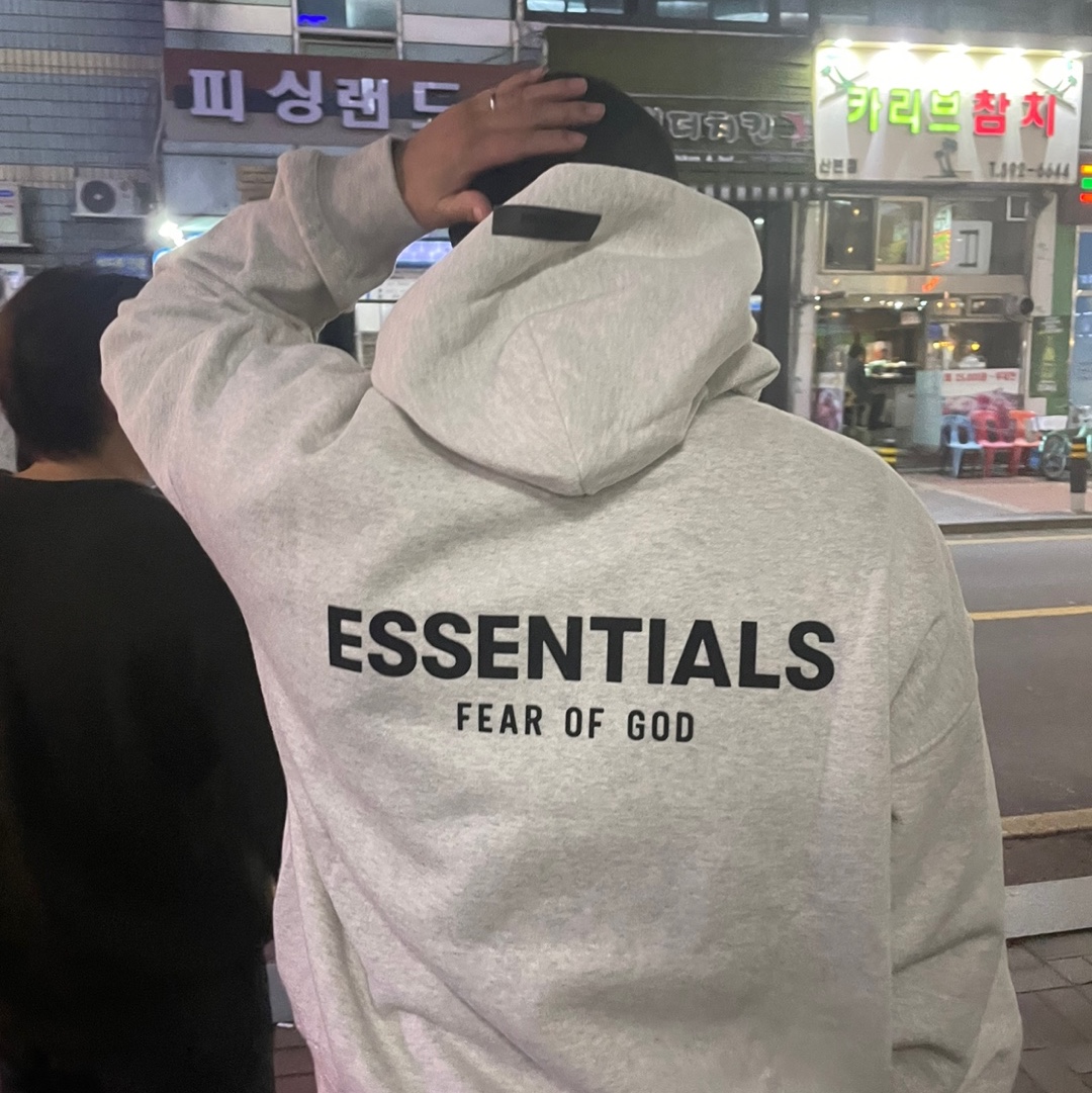Essentials The Core Collection Hoodie Light Oatmeal 착용 스타일