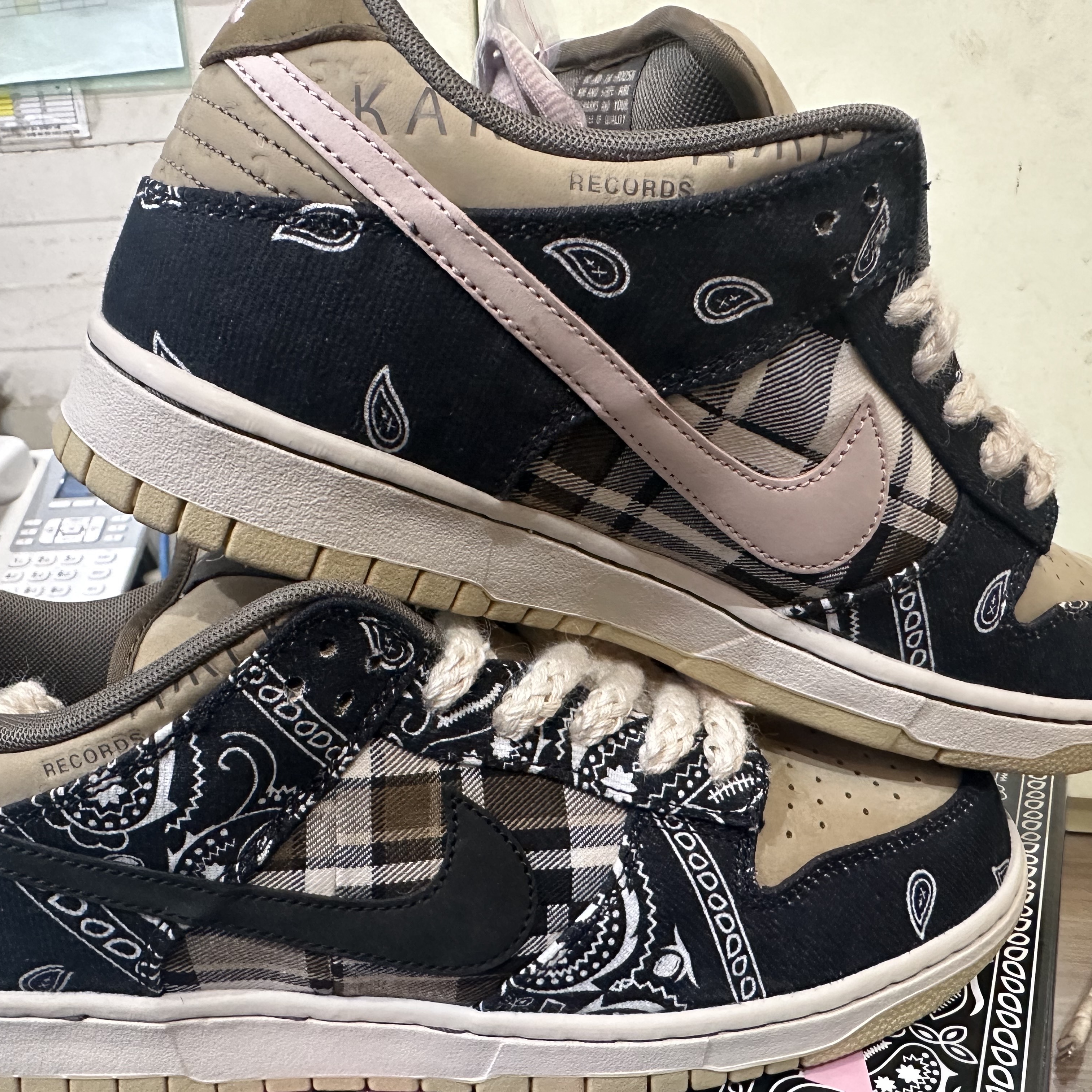Nike x Travis Scott SB Dunk Low (Special Box) 착용 스타일 - 5