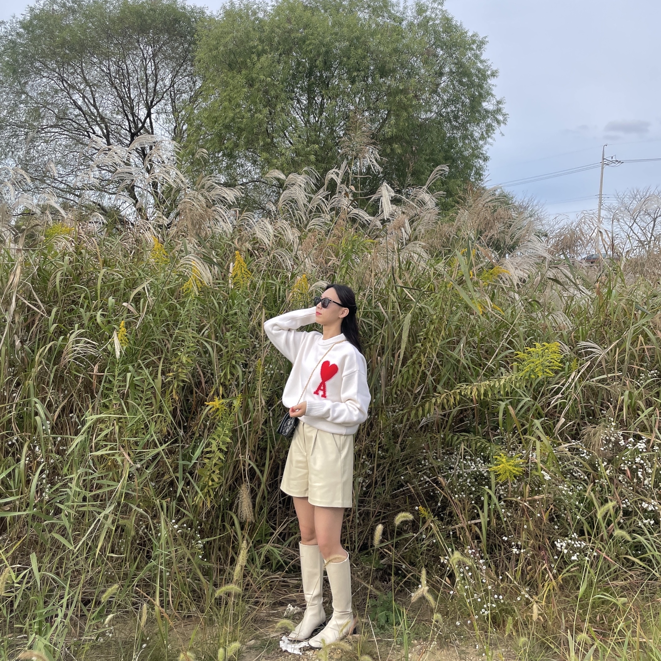 AMI de Coeur Oversize Intarsia Sweater Off White Red 착용 스타일