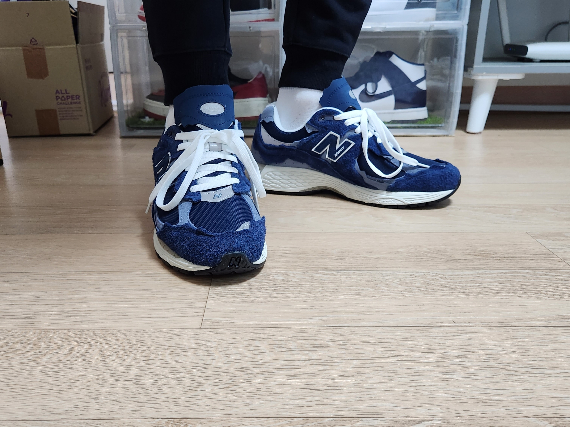New Balance 2002R Protection Pack Navy 착용 스타일 - 1