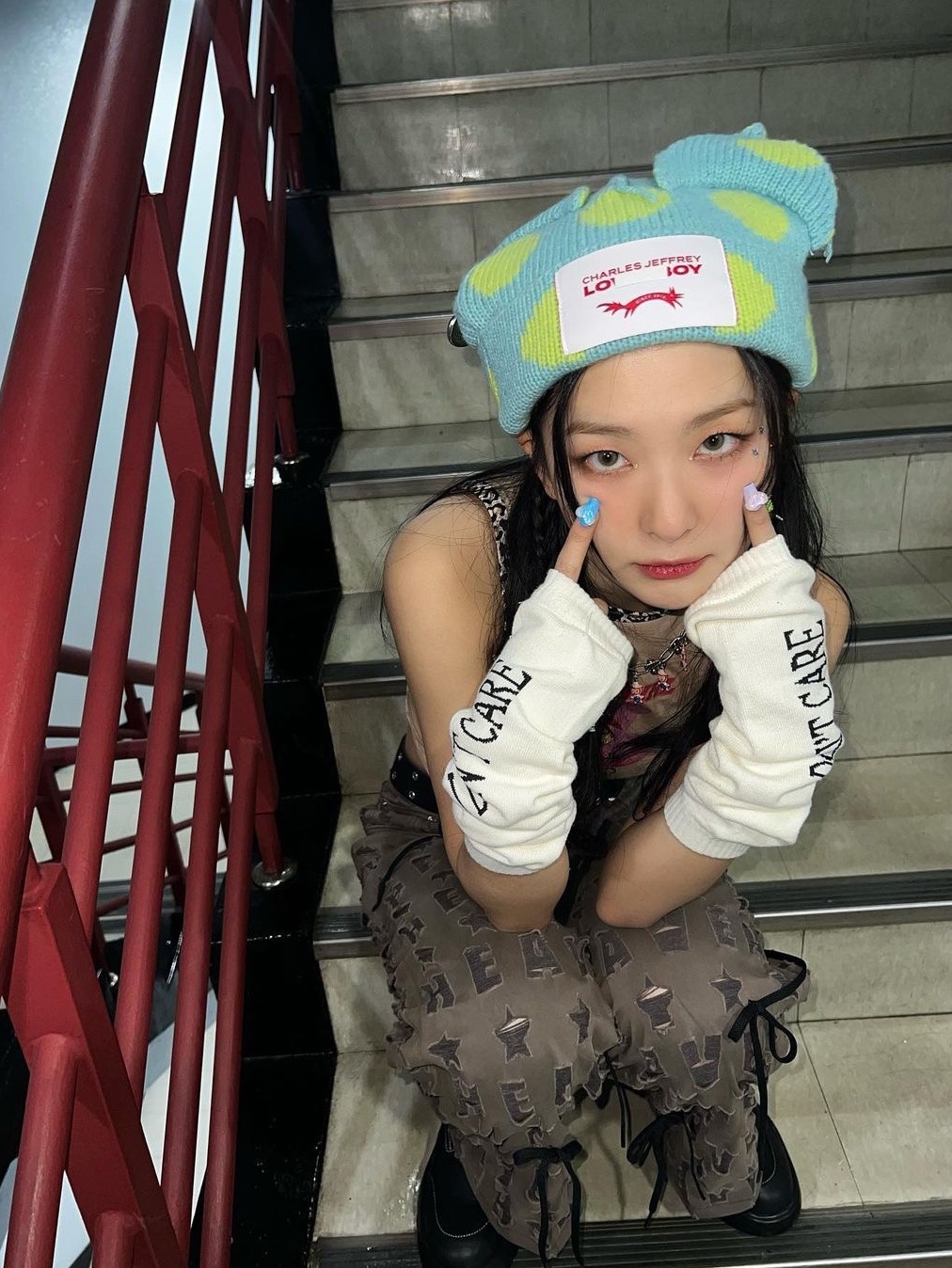 Charles Jeffrey Loverboy Chunky Ears Beanie Blue, Charles Jeffrey Loverboy Chunky Ears Mohair Beanie Red 착용 스타일 - 2
