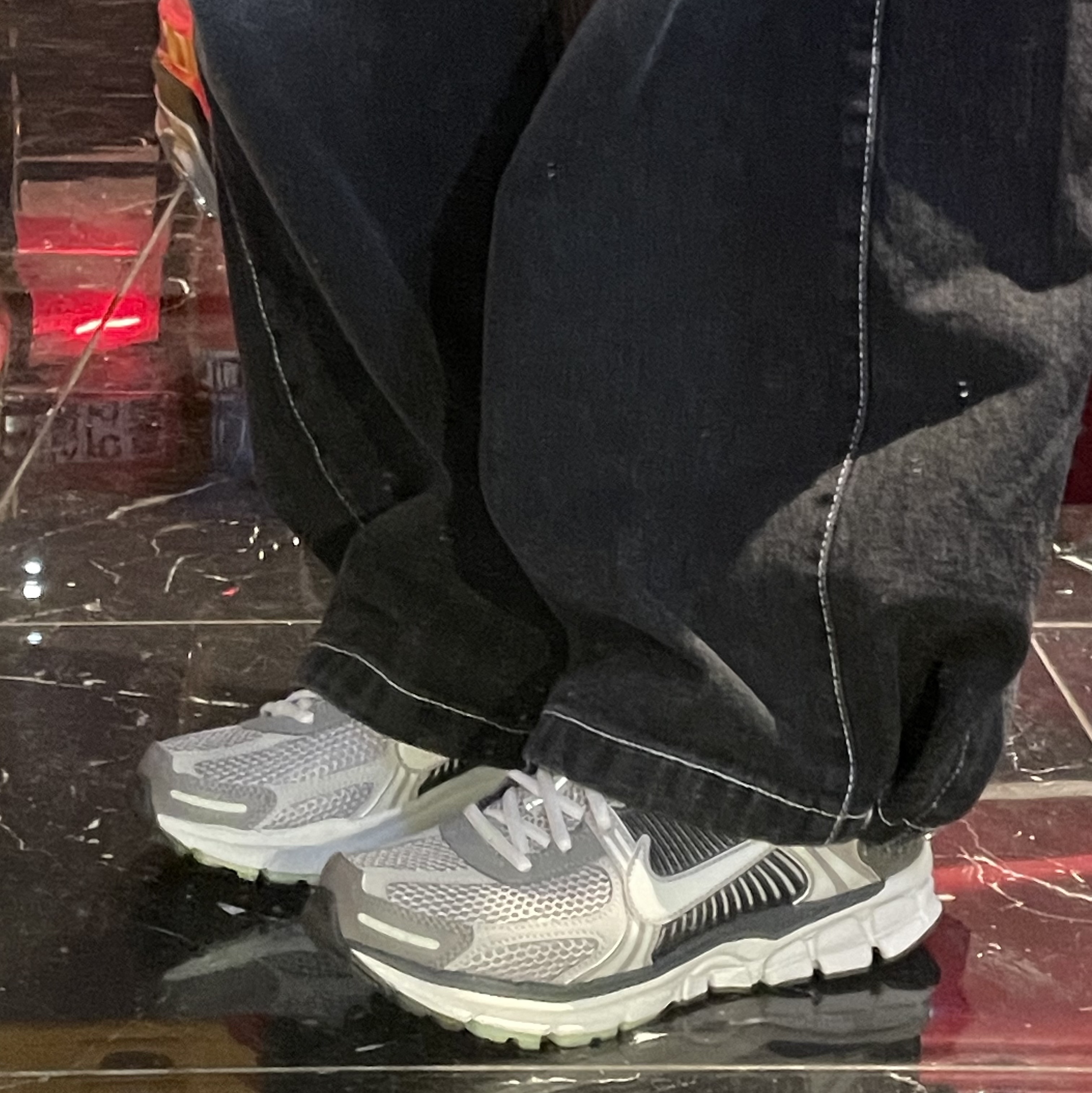 (W) Nike Zoom Vomero 5 Cobblestone and Flat Pewter 착용 스타일 - 2