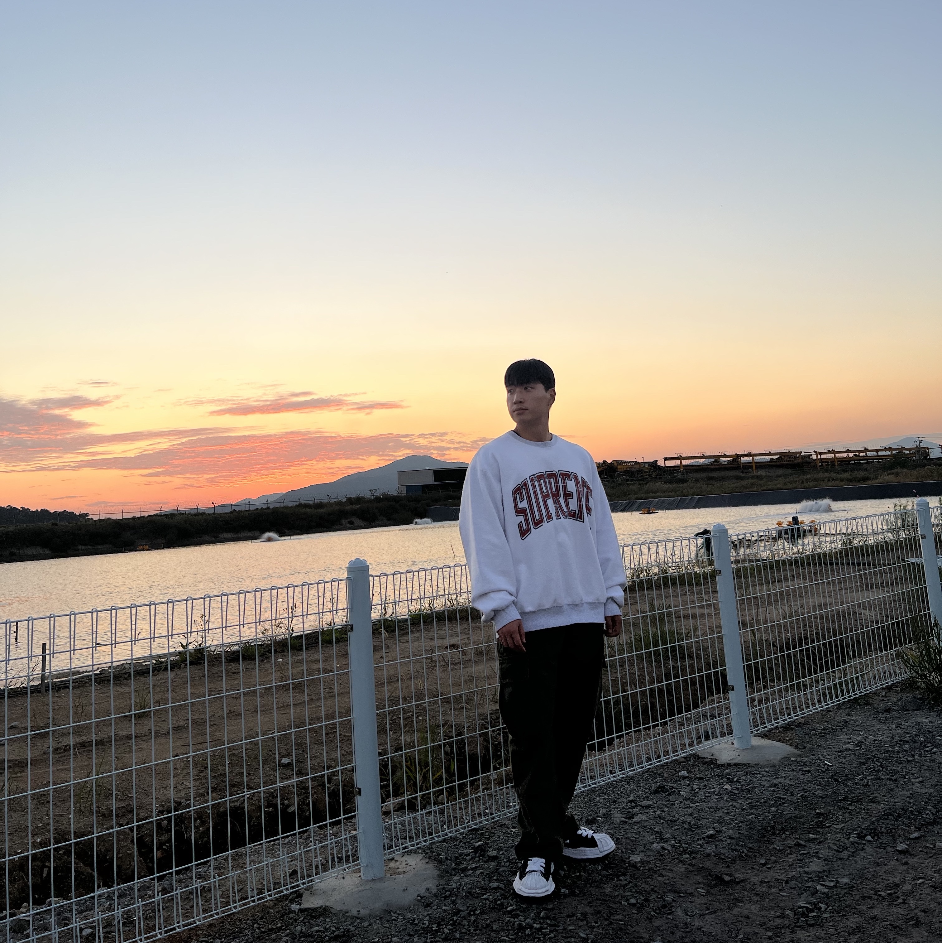 Supreme Inside Out Crewneck Ash Grey - 23FW 착용 스타일