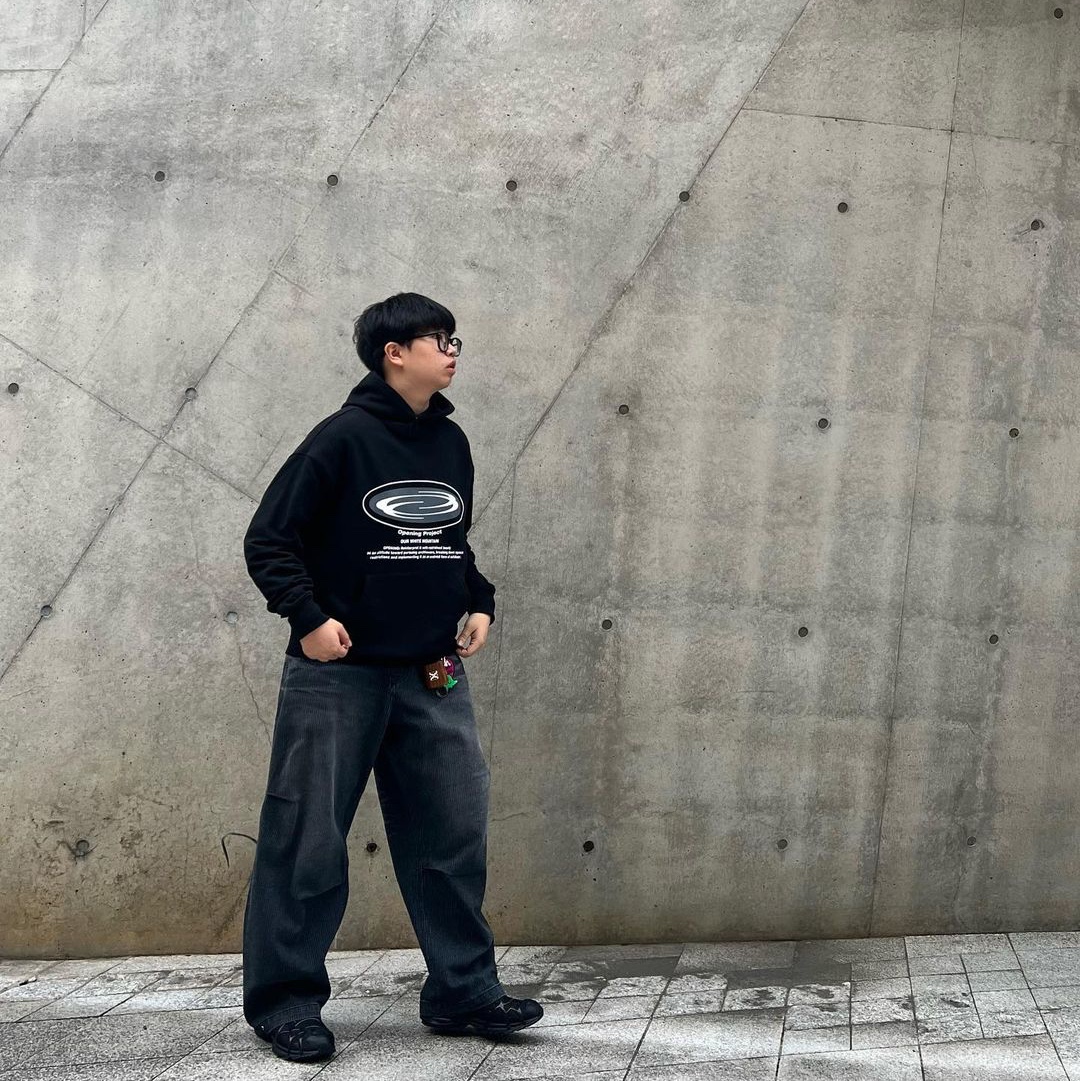 Opening Project Oval Logo Hoodie Black, Opening Project Oval Logo Hoodie Charcoal 착용 스타일 - 1