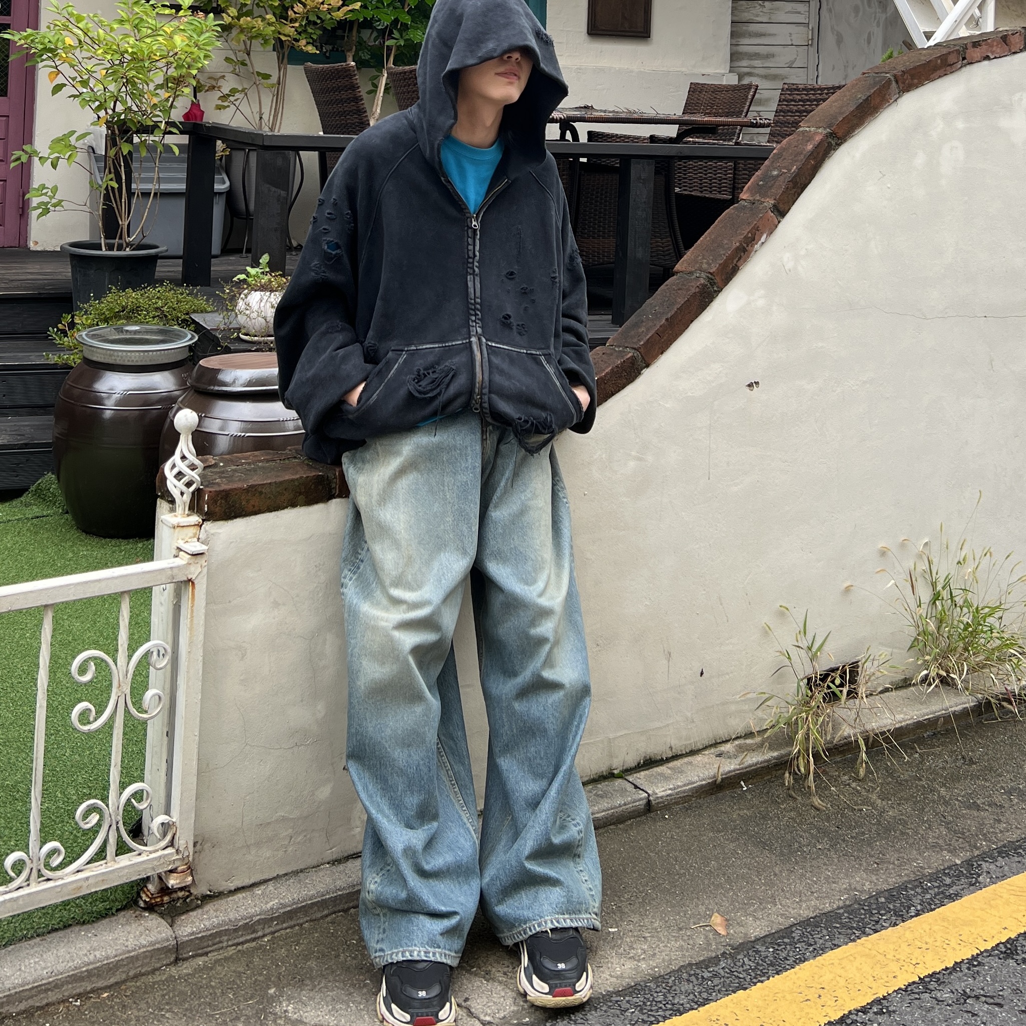 Nonnod x Shinsegae Distressed Zip-Up Hoodie Washed Black, Balenciaga Large Baggy Jeans in Blue Coated Soft Denim 착용 스타일 - 2