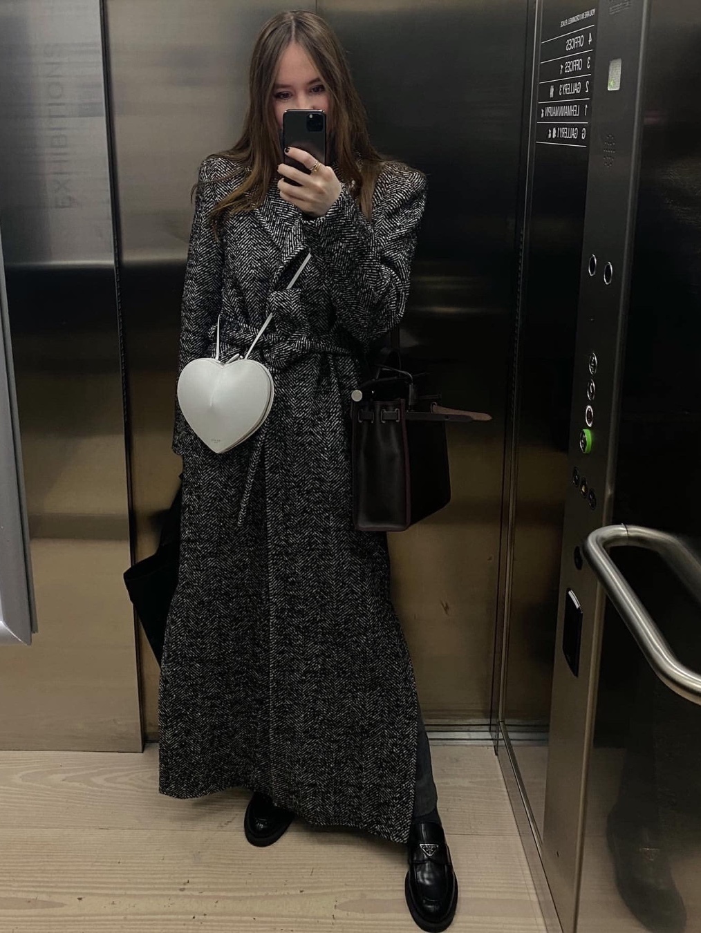 Alaia Coeur Bag in Lux Calfskin Black 착용 스타일 - 7