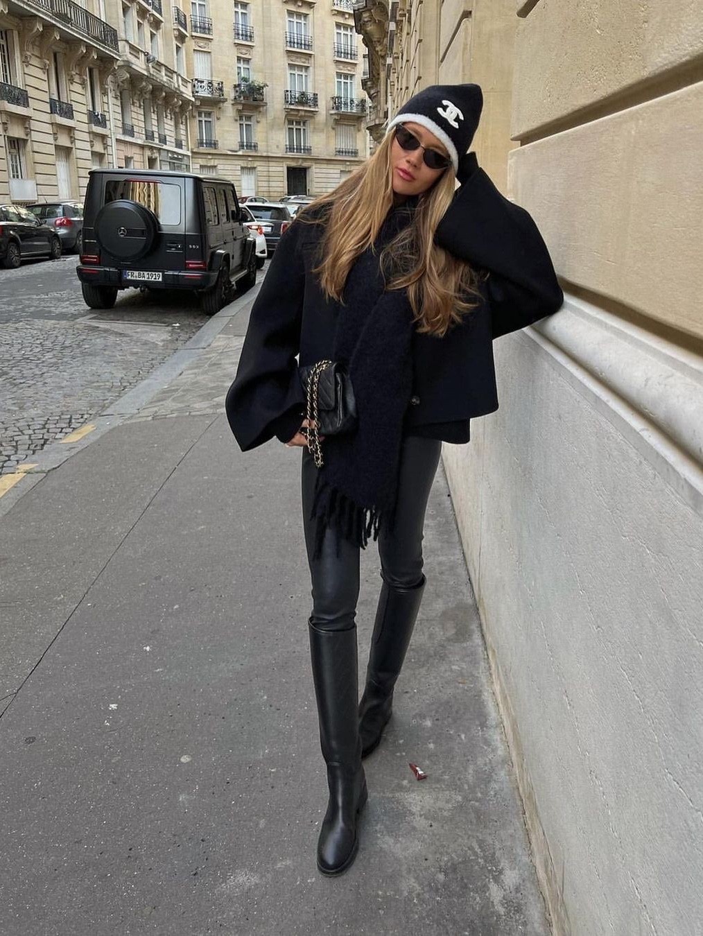 Chanel Beanie Cashmere & Black White, Chanel Mini Flap Bag Lambskin & Silver Black 착용 스타일 - 2