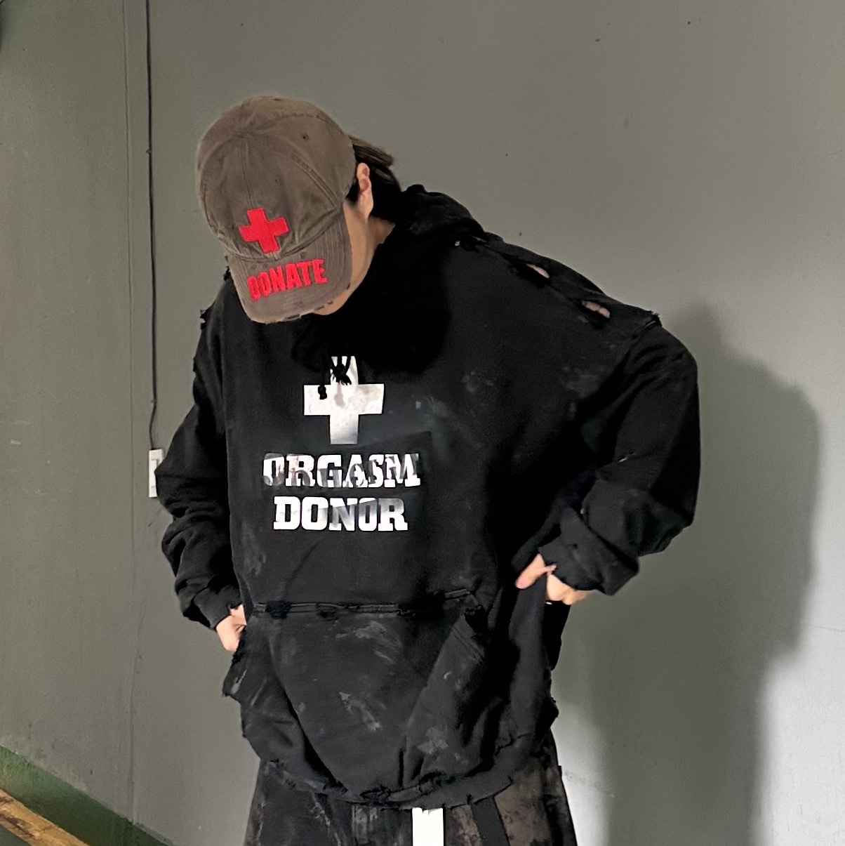 Project G/R Verified Orgasm Donor Hoodie Dirty Black, Project G/R Red Cross Donate Cap Washed Brown 착용 스타일 - 3
