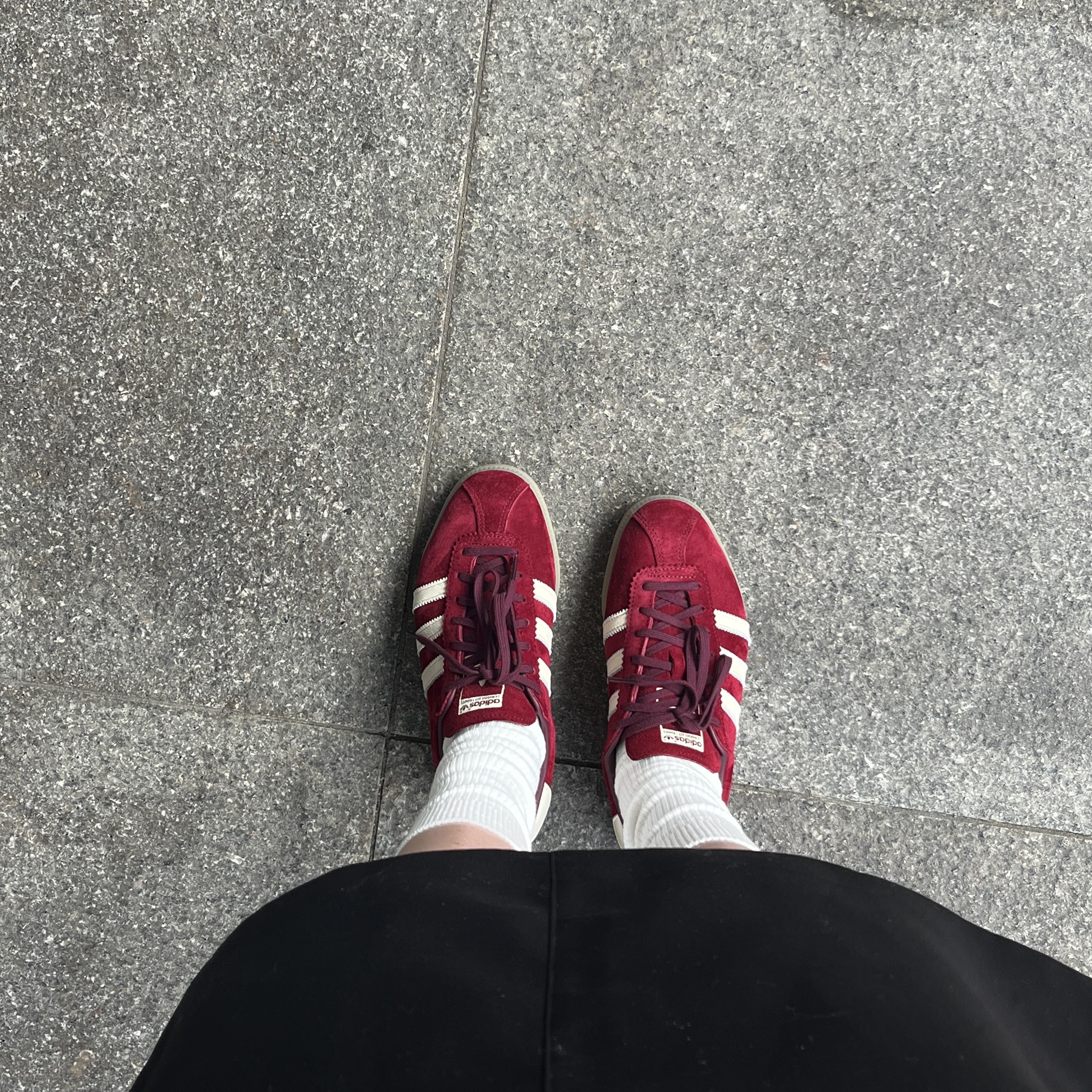 Adidas Bermuda College Burgundy 착용 스타일
