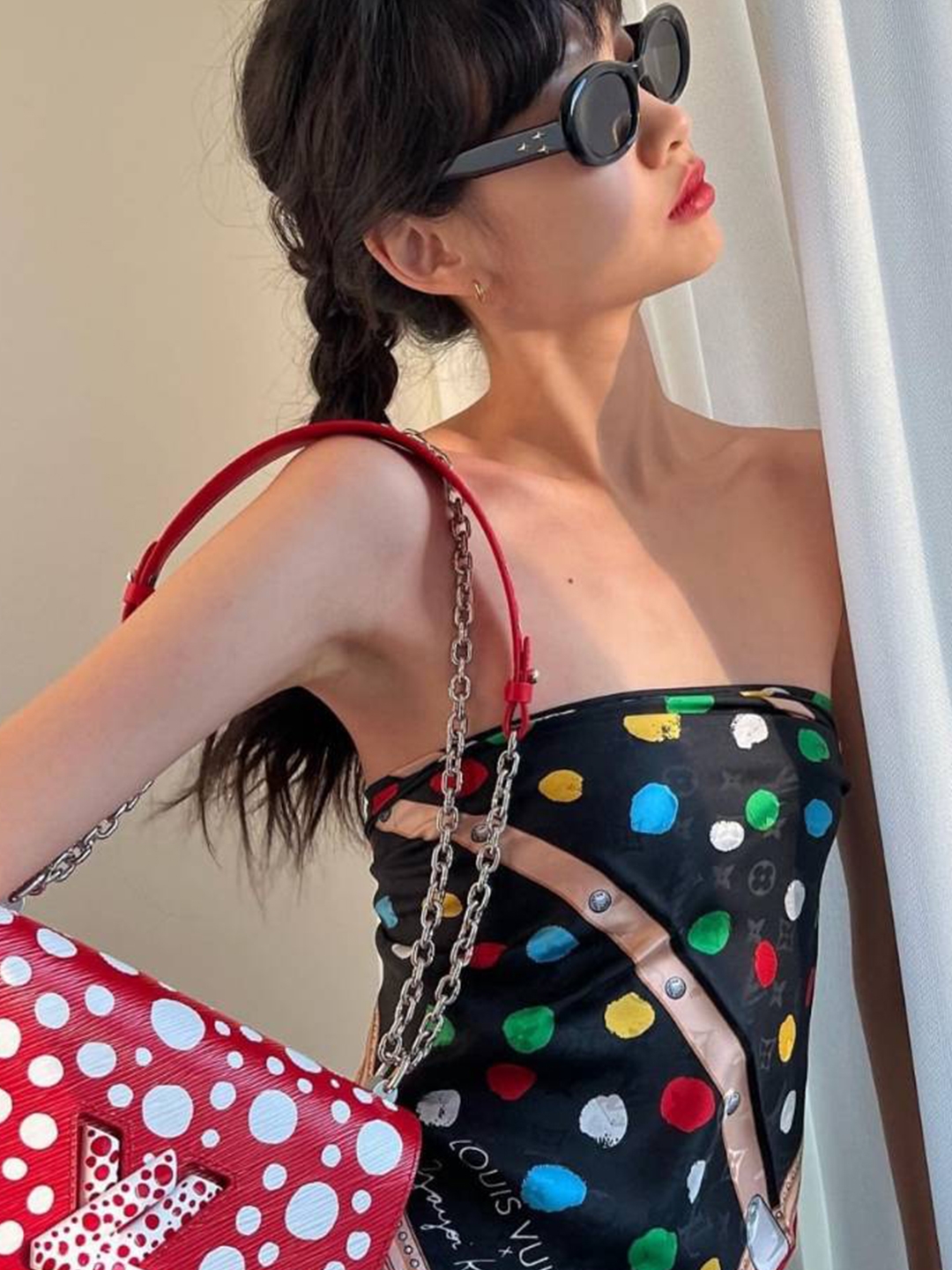 Louis Vuitton x YK Onthego PM Dots Print Monogram, Louis Vuitton x YK Alma BB Red White 착용 스타일 - 4