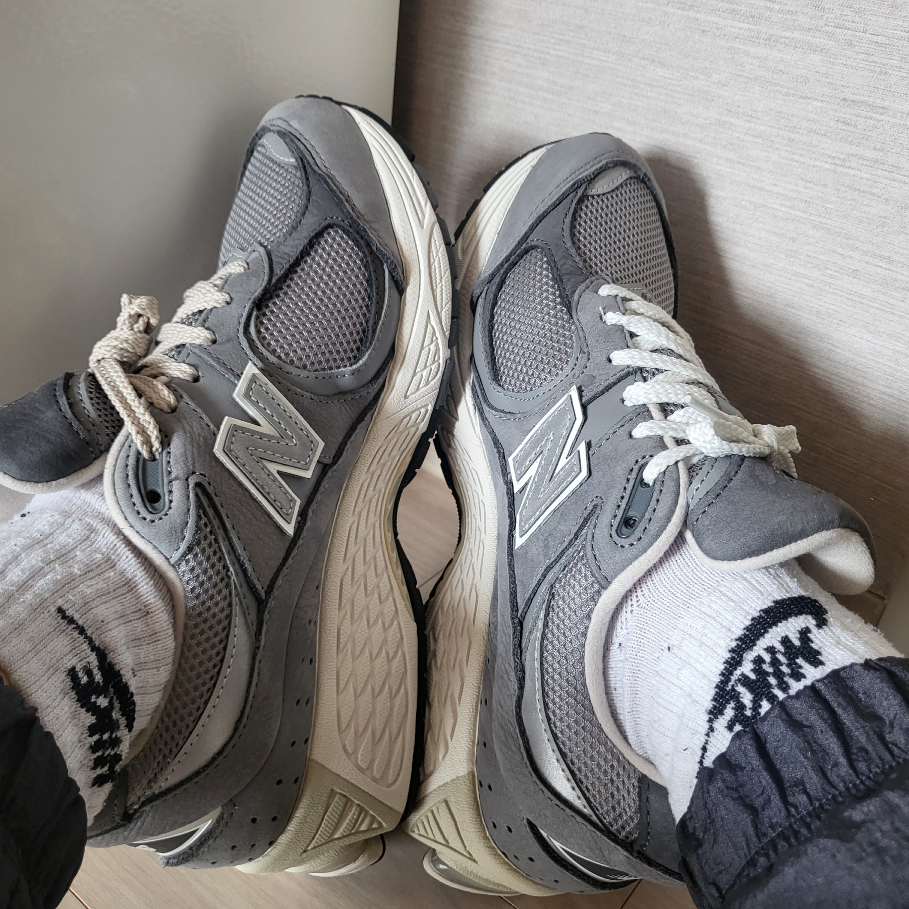 New Balance 2002R Premium Vintage Grey 착용 스타일 - 1