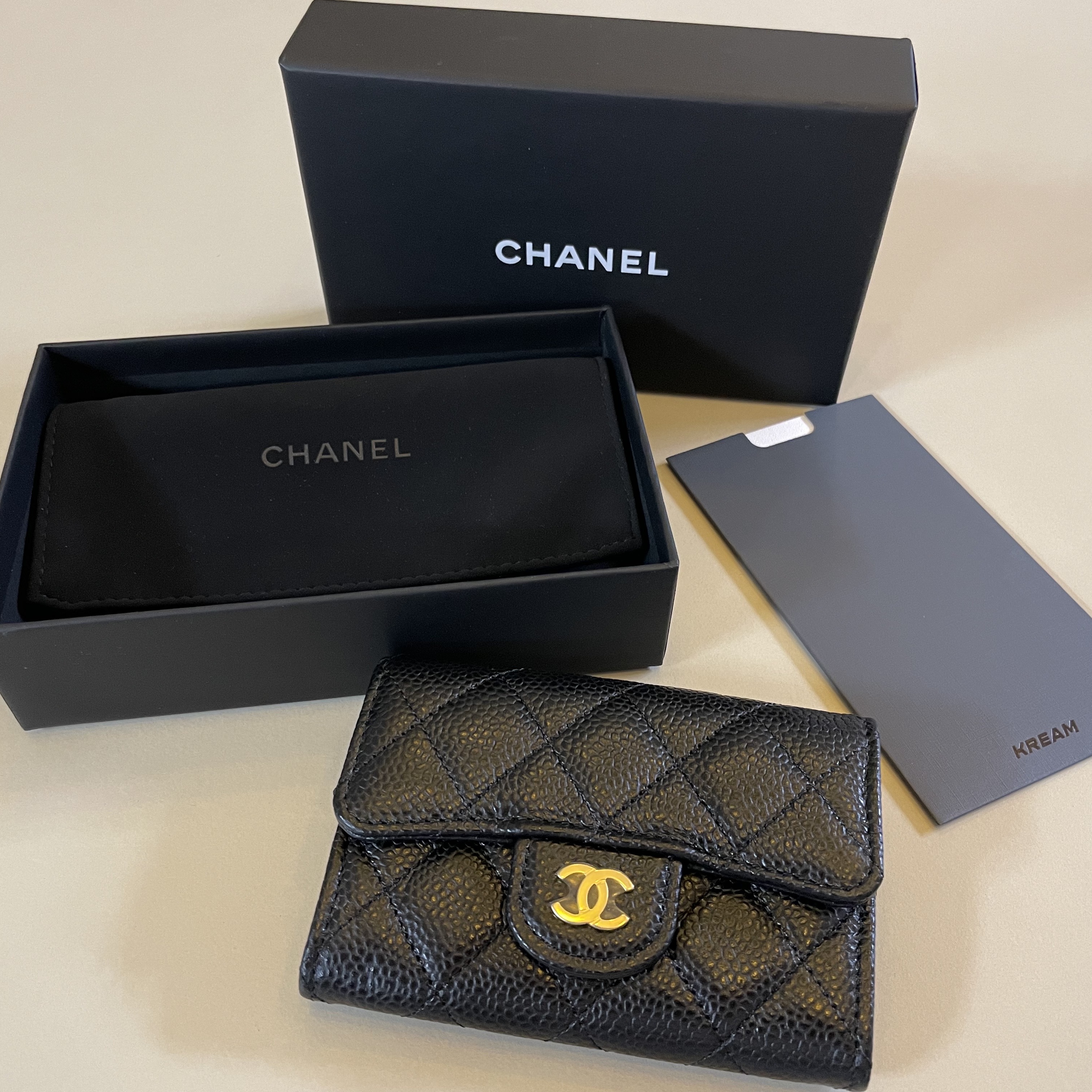 Chanel Classic Card Holder Grained Calfskin & Gold Black 착용 스타일