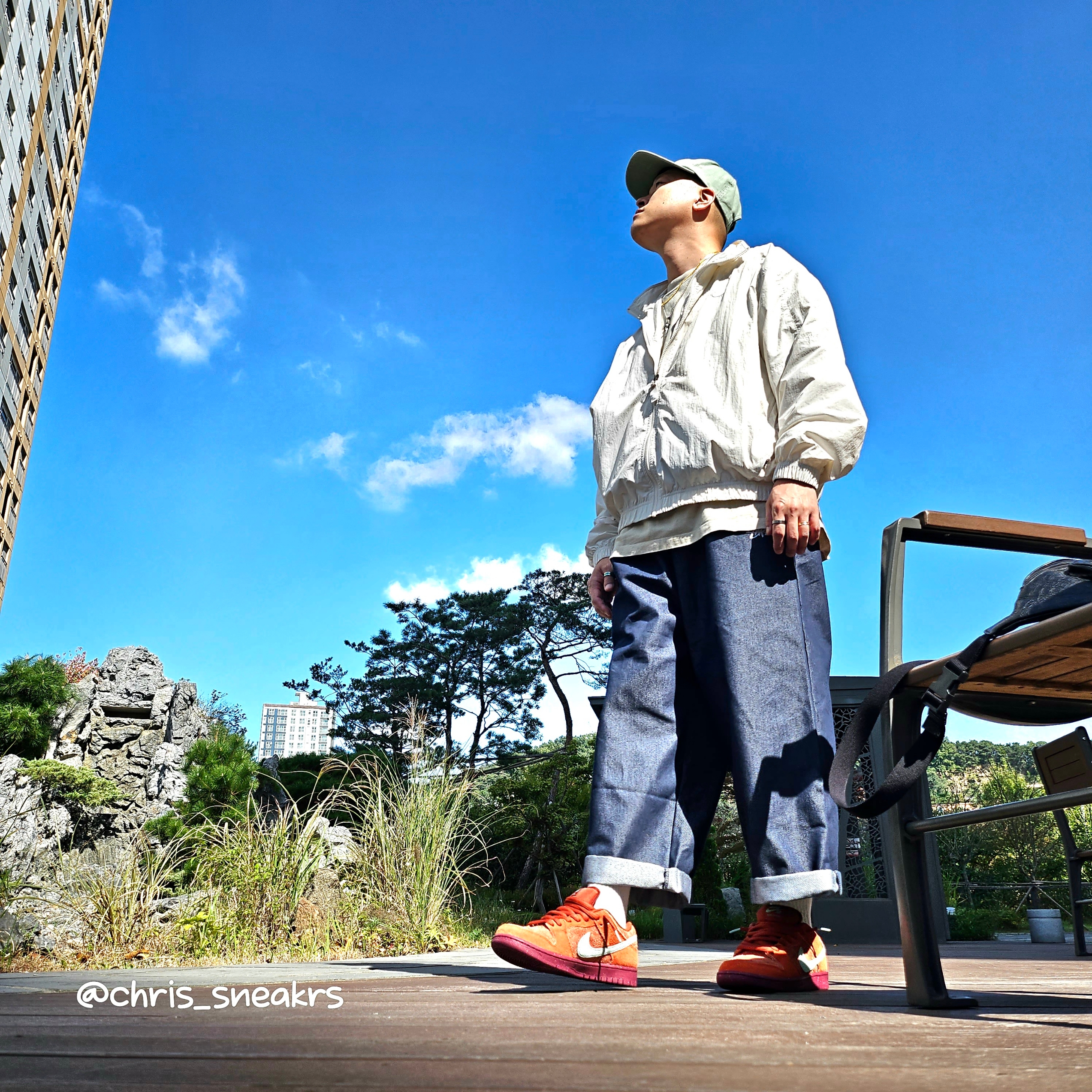 Nike SB Dunk Low Pro Premium Mystic Red and Rosewood, Nike NRG Solo Swoosh Woven Track Jacket Phantom White - US/EU 착용 스타일 - 1