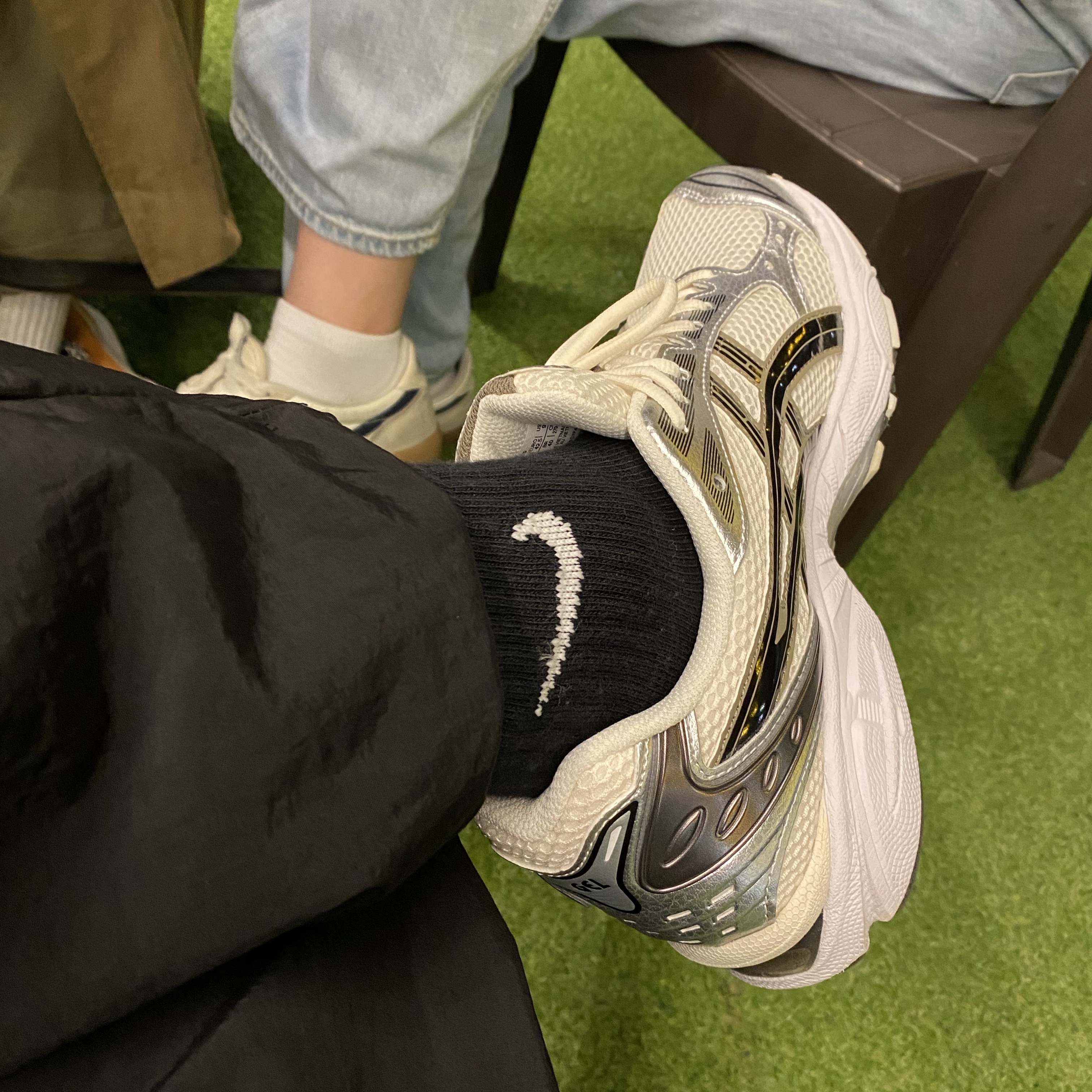 Asics Gel-Kayano 14 Cream Black, Stussy O.E. Badge Keychain 착용 스타일 - 5