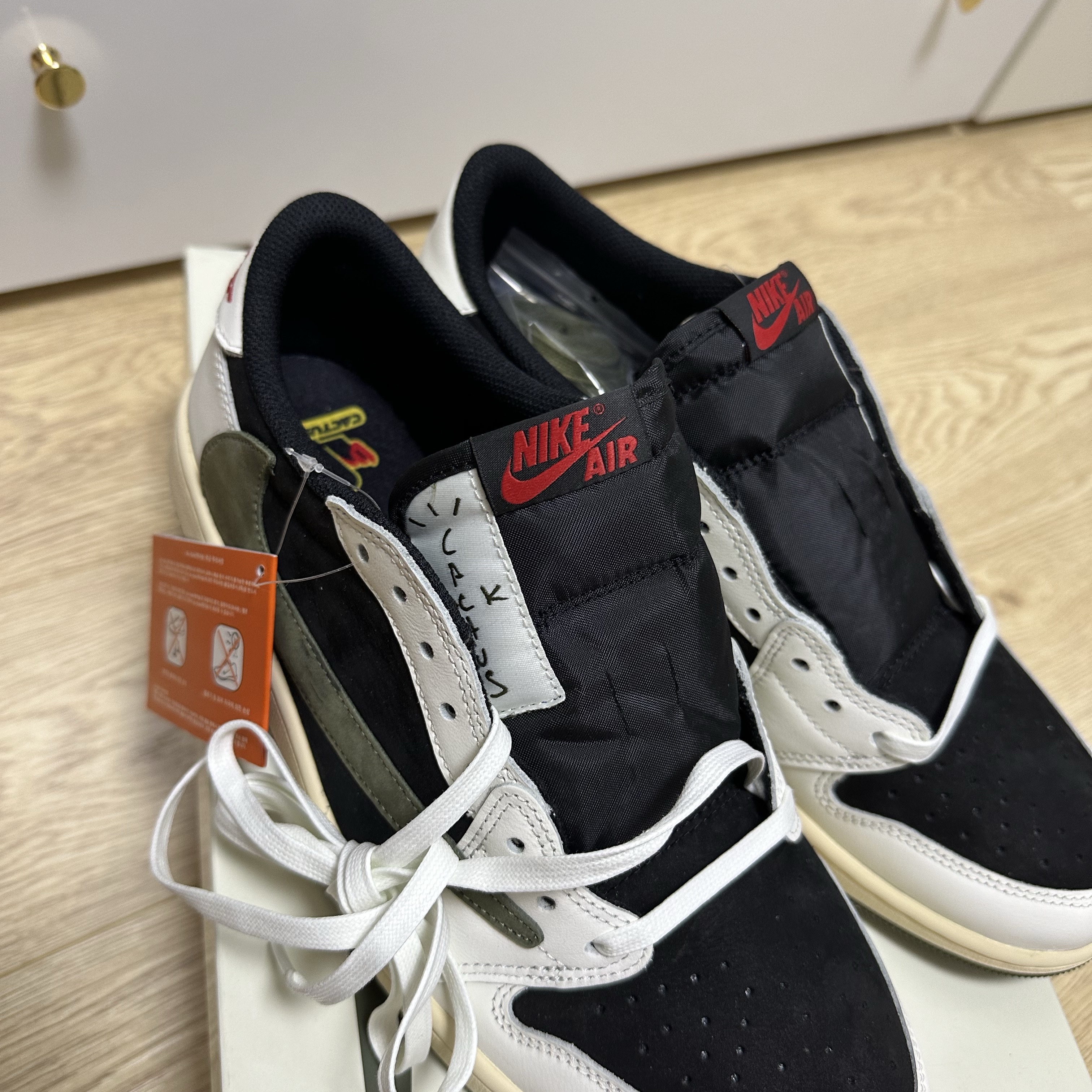 (W) Jordan 1 x Travis Scott Retro Low OG SP Medium Olive, (PS) Jordan 1 x Travis Scott Retro Low OG SP Medium Olive 착용 스타일 - 1